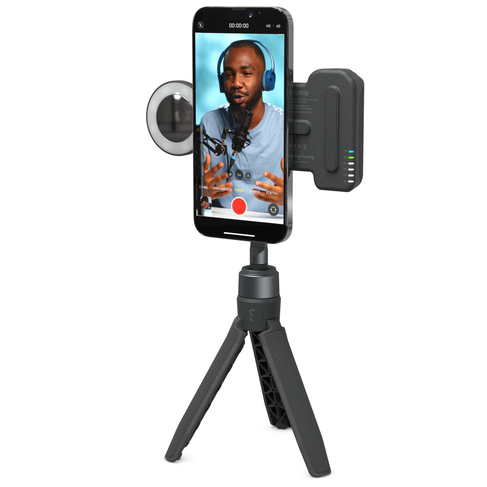 Tripod üzerinde kulaklıkl ı bir adamı gösteren telefon. Halkalı ışık ve güç bankası takılı. Beyaz arka plan.