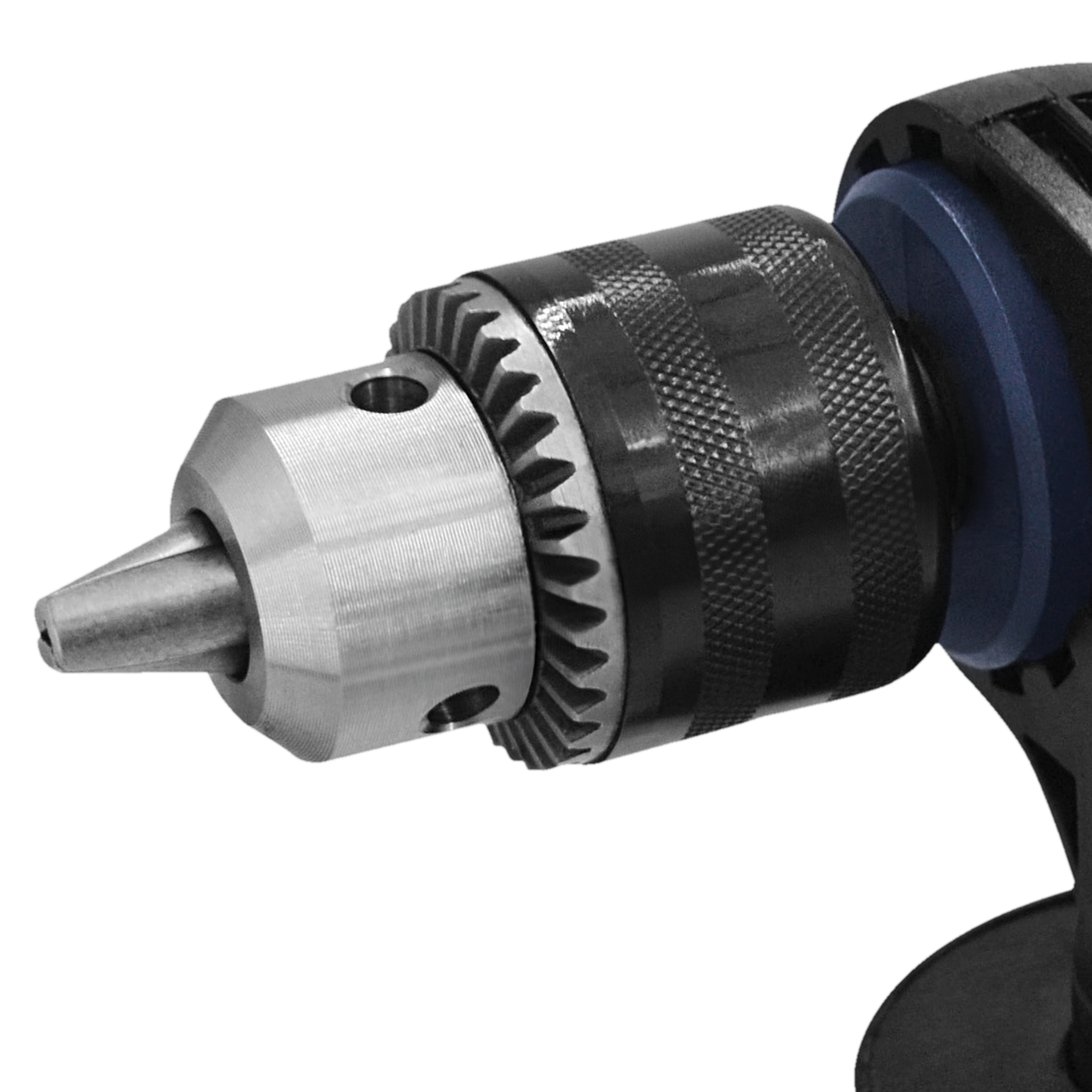 Zbliżenie uchwytu wiertarskiego. Posiada srebrne metalowe części i czarny, teksturowany uchwyt. Widoczny jest niebieski pierścień.