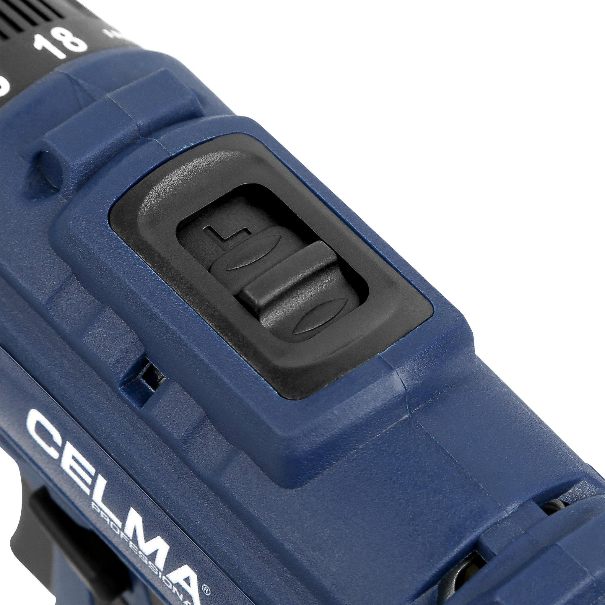 Zbliżenie niebieskiej wiertarki. Wiertarka ma czarny przełącznik, markę CELMA i numer 18.