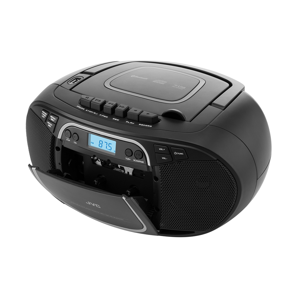 Czarny boombox JVC z odtwarzaczem CD, otwartą kasetą i wyświetlaczem cyfrowym pokazującym 87,5 FM. Przyciski do odtwarzania, zatrzymywania i innych funkcji.