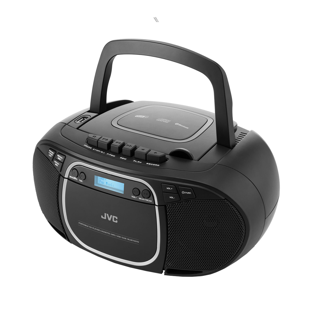 Czarny boombox JVC z uchwytem, odtwarzaczem CD i kasetą. Posiada przyciski i wyświetlacz. Na białym tle.