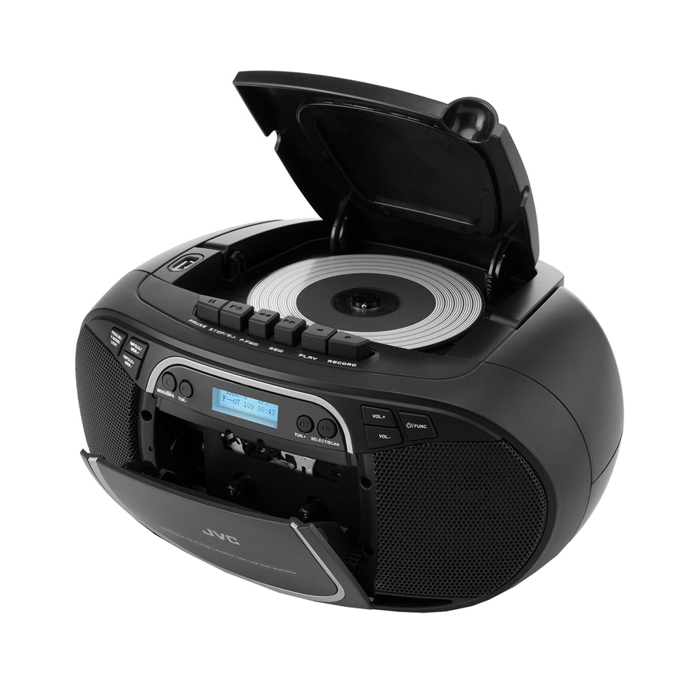 Czarny boombox JVC z odtwarzaczem CD i magnetofonem jest otwarty. Taca na płyty CD jest otwarta, odsłaniając płytę CD. Drzwiczki kasety również są otwarte.