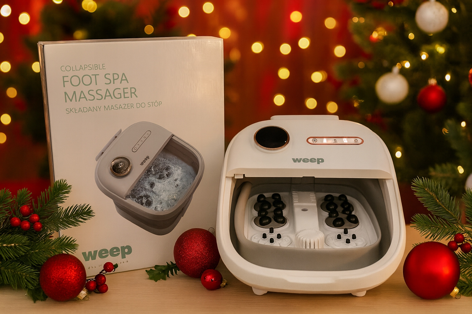 Masażer do stóp z pudełkiem i choinką w tle. Widoczne są również czerwone ozdoby i gałęzie sosny.