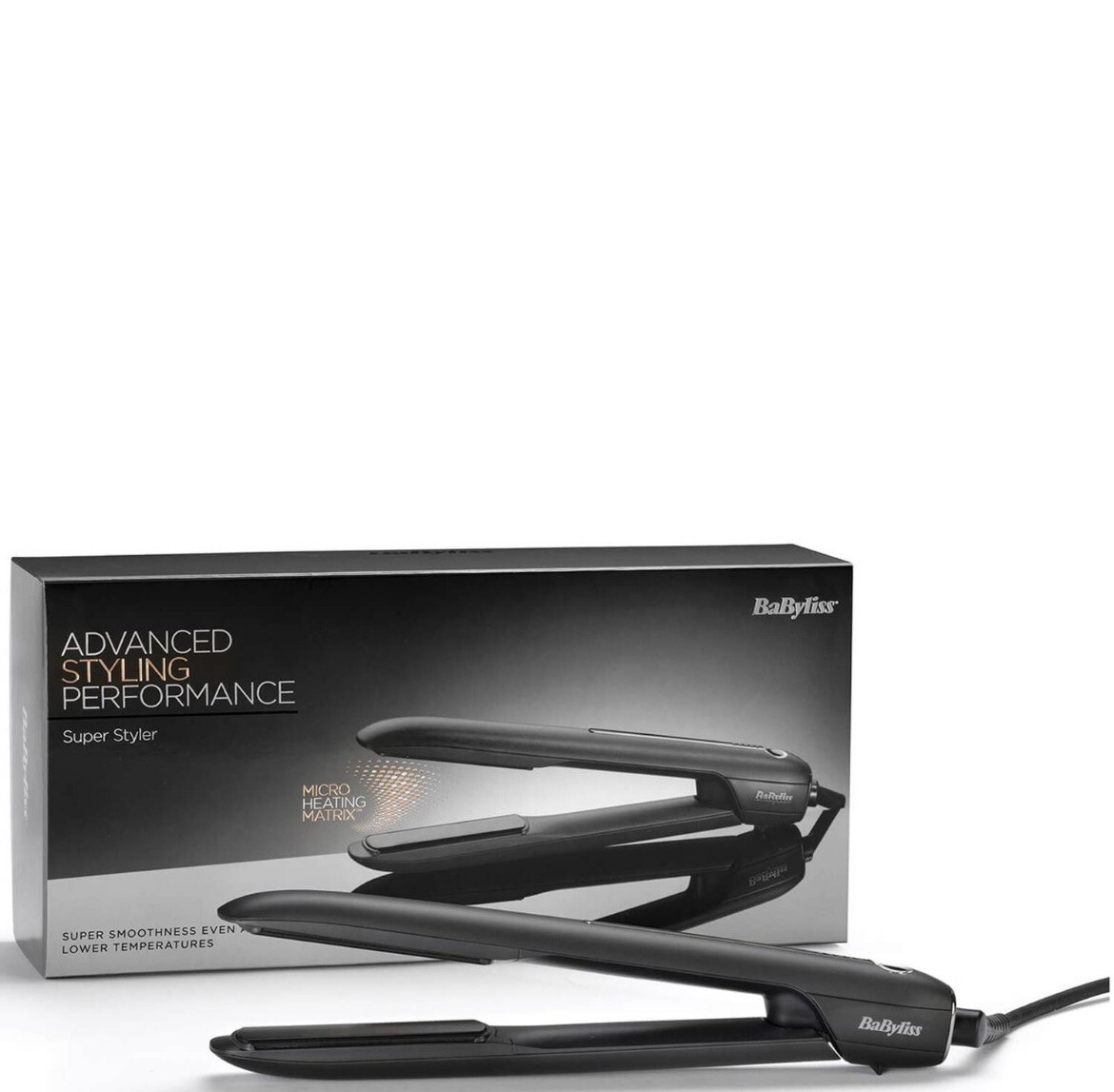 Czarna prostownica do włosów Babyliss stoi przed pudełkiem. Na pudełku znajduje się napis Advanced Styling Performance i Super Styler.