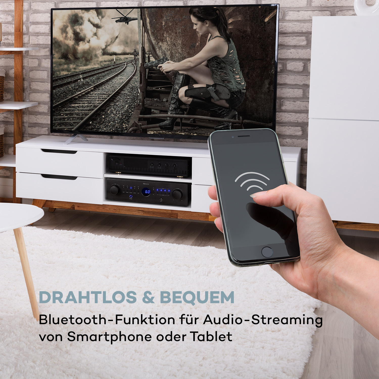 Eine Hand hält ein Telefon in der Nähe eines Fernsehers. Der Fernseher zeigt eine Szene mit einer Frau. Der Text sagt 'Bluetooth-Funktion'.