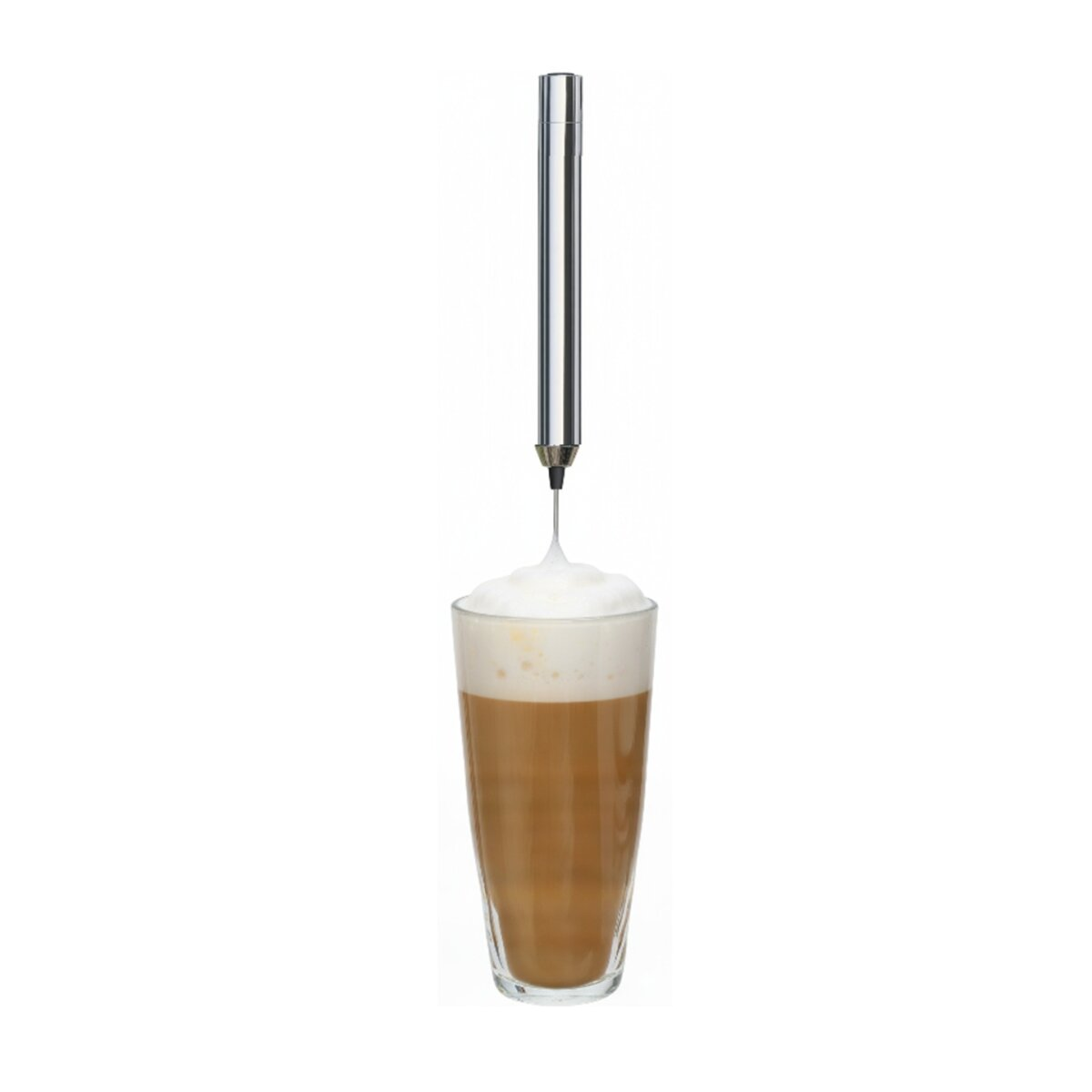 Ein Aufschäumer gibt Schaum in ein Glas Latte. Das Glas ist klar und zeigt Schichten von Kaffee und Milch.