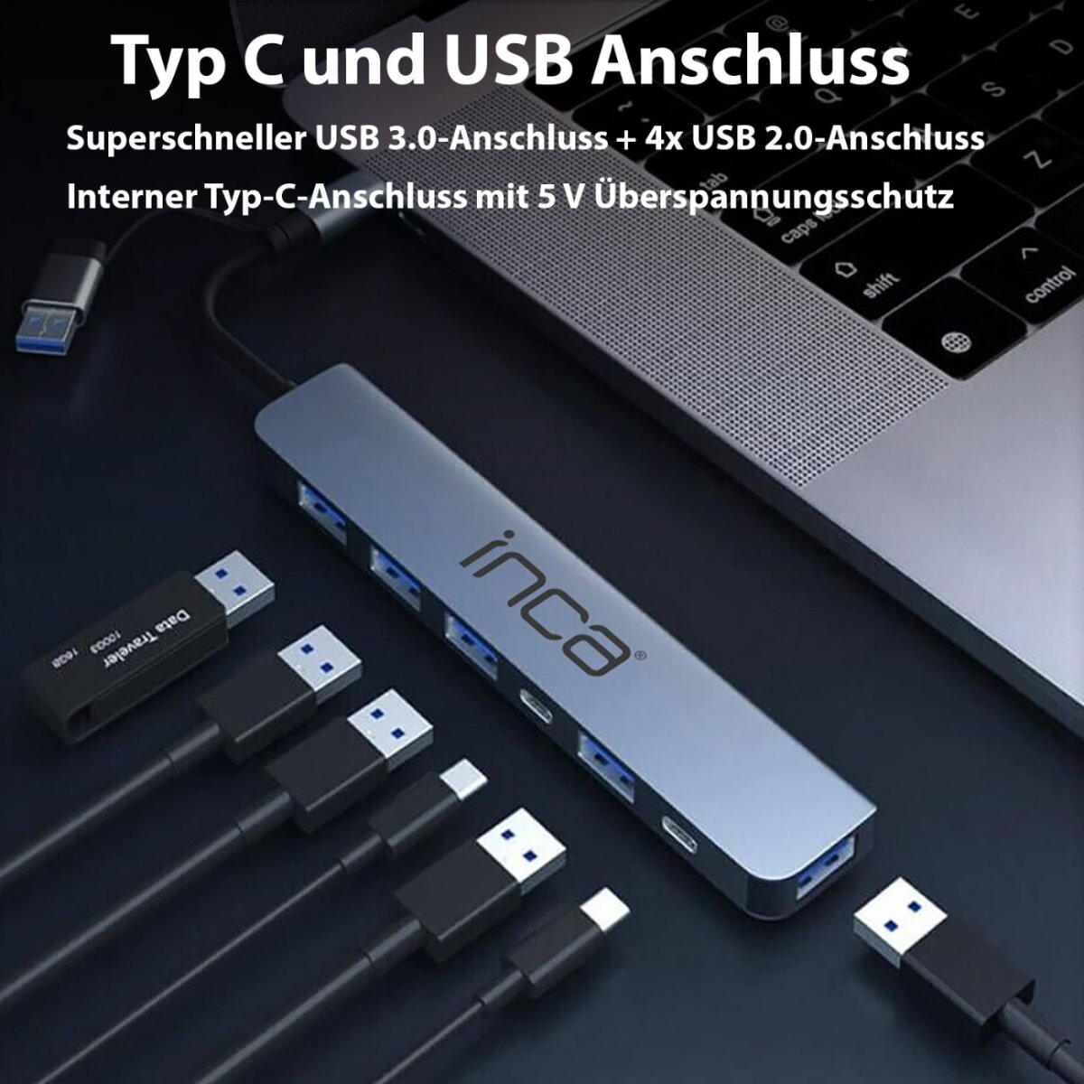 Un hub USB argentato con il logo Inca è collegato a un laptop. Sono collegati anche diversi cavi USB e una chiavetta USB.