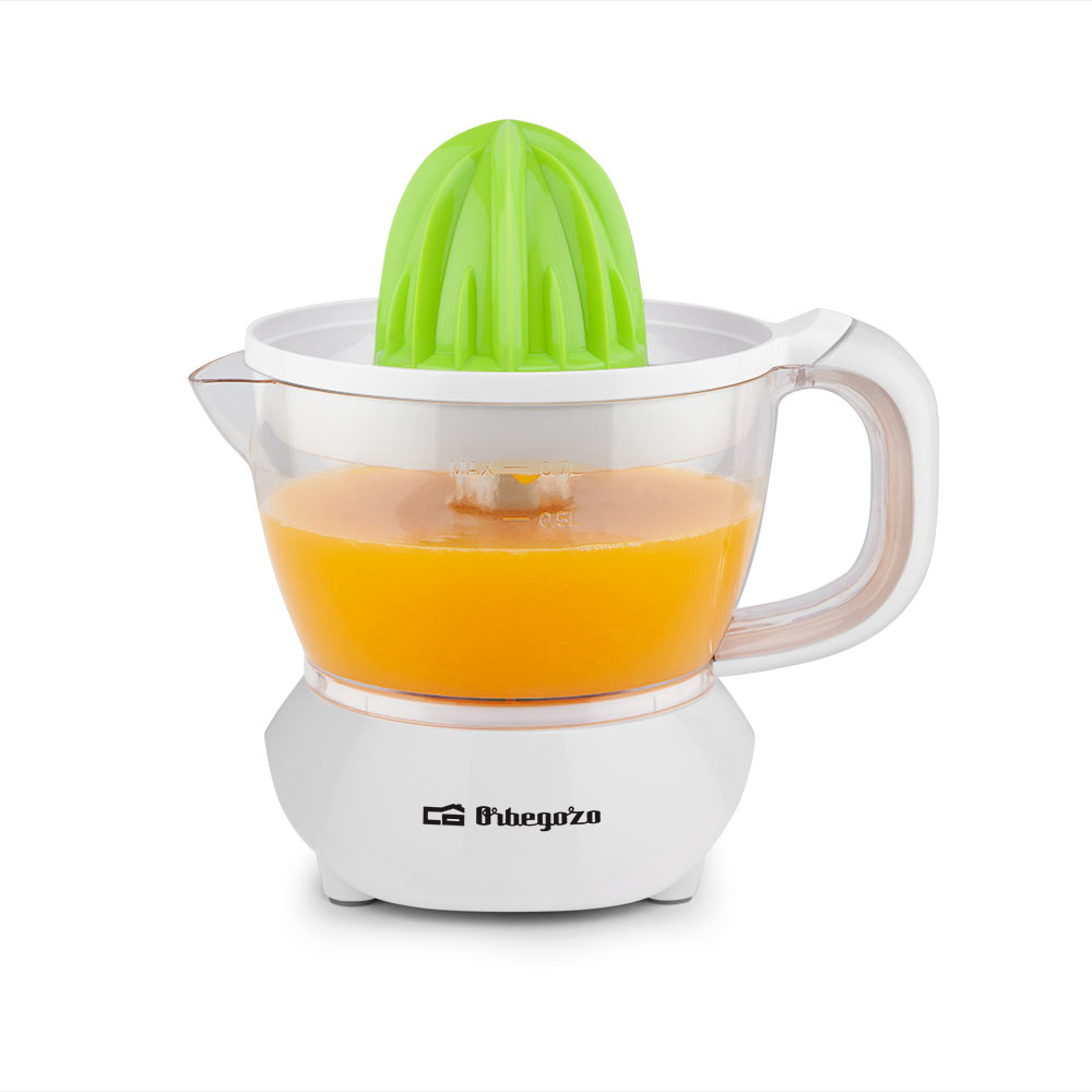 Ein weißer und transparenter Entsafter mit grünem Reiber, gefüllt mit Orangensaft. Der Entsafter hat einen Griff und den Markennamen Orbegozo.