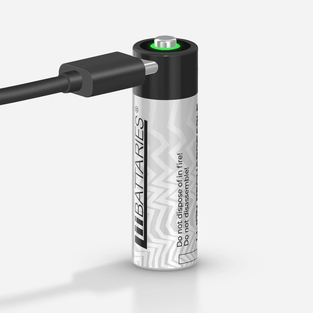 Akumulator jest ładowany kablem USB-C. Akumulator jest biało-czarny, z zielonym światłem na górze.