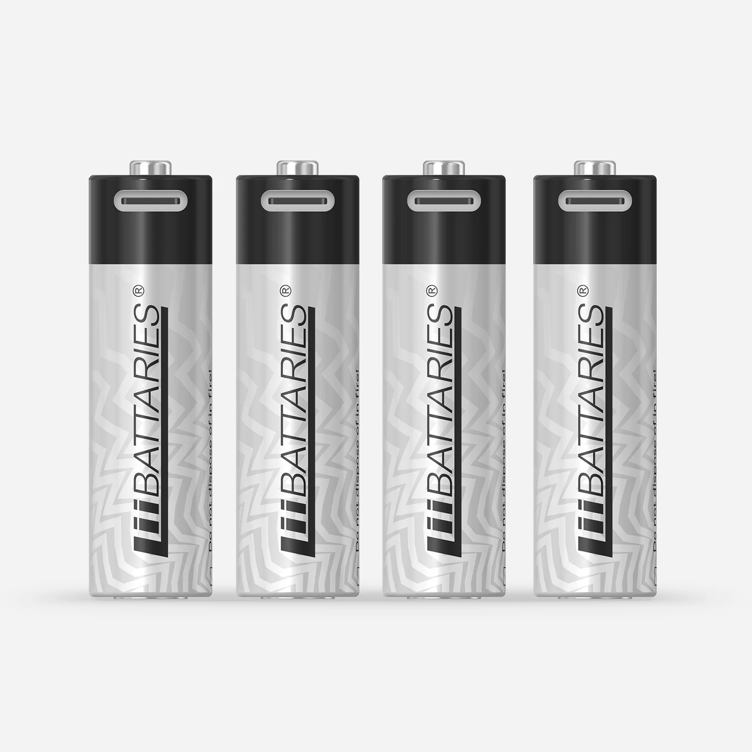 Cztery cylindryczne baterie w rzędzie. Każda ma czarną górę, srebrny korpus z tekstem i srebrne dno. Jasne tło.