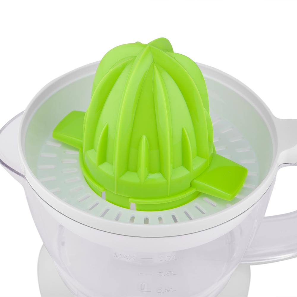 Ein grüner Zitruspresser sitzt in einer durchsichtigen Plastikschüssel. Der Entsafter ist grün und hat ein geripptes Design. Die Schüssel hat einen weißen Rand.