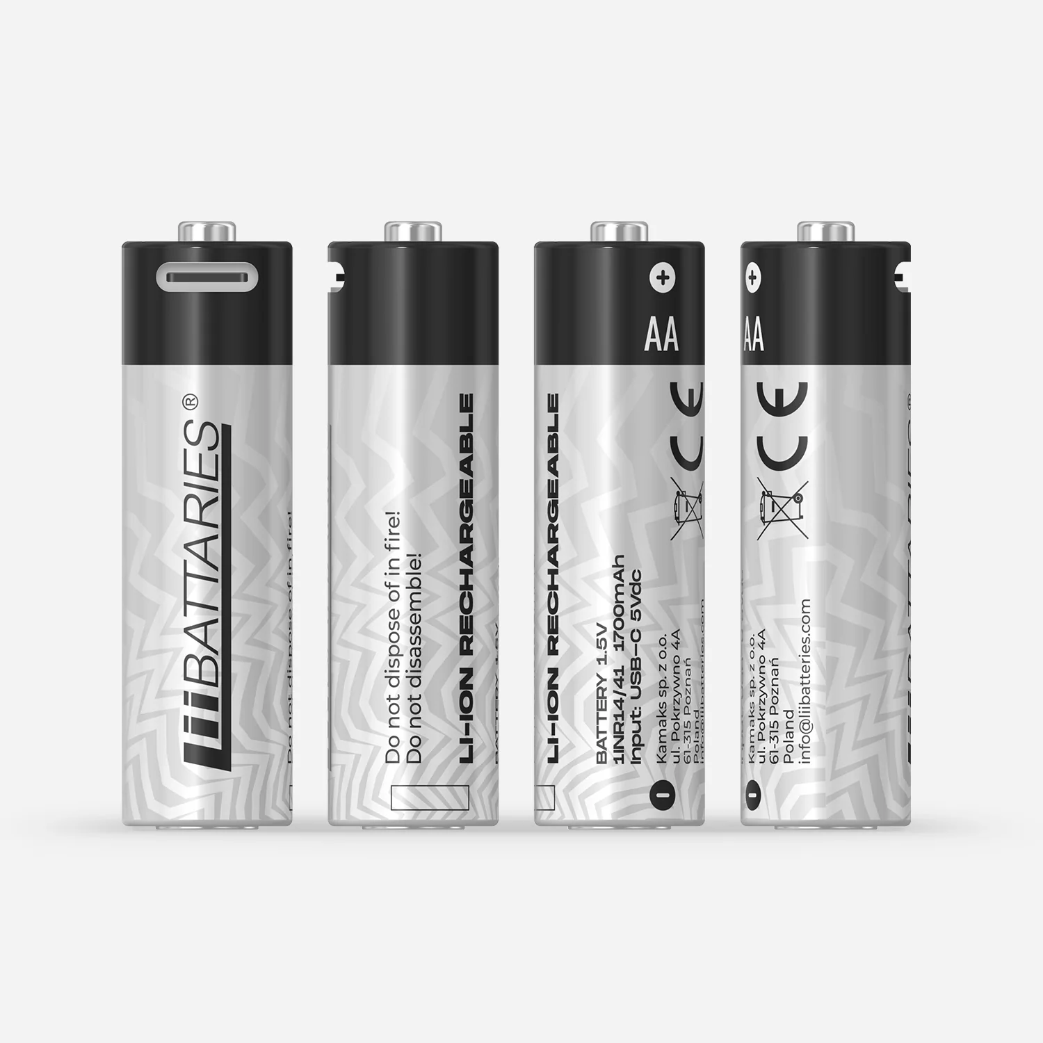 Cztery akumulatory AA na białej powierzchni. Każdy ma srebrny korpus, czarną górę i nadrukowany tekst. Pierwszy mówi 'LiBATTARIES'.