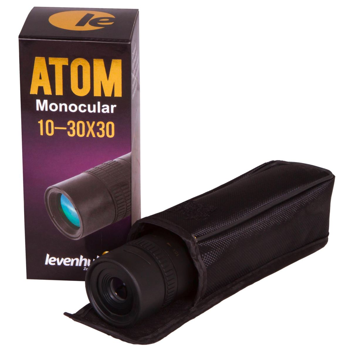Un monocolo in una custodia nera accanto alla sua scatola. La scatola dice ATOM, Monocular 10-30X30. Il monocolo è nero.