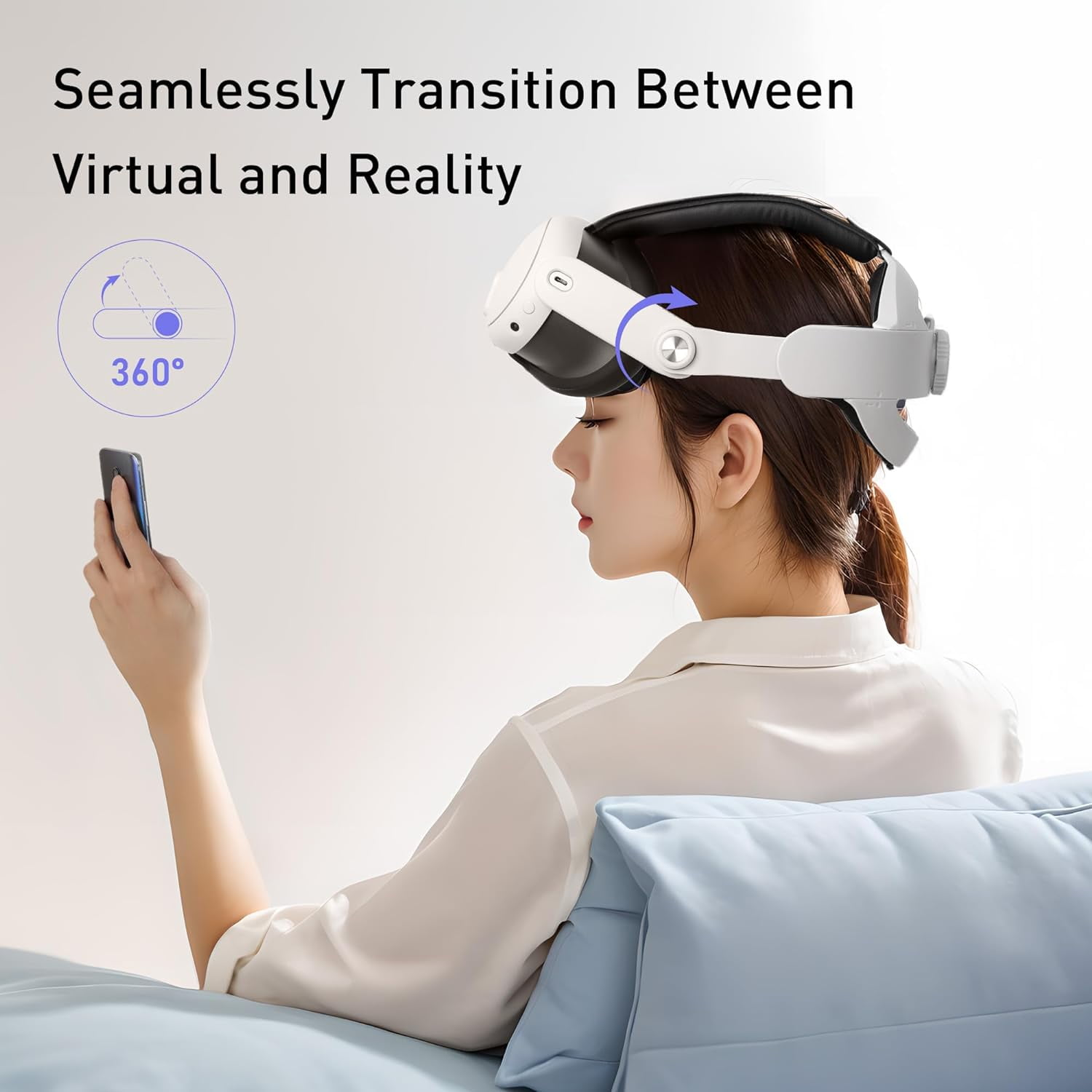 Eine Frau mit VR-Brille hält ein Telefon und sitzt auf einem blauen Kissen. Der Text lautet 'Nahtloser Übergang zwischen virtueller Realität'.