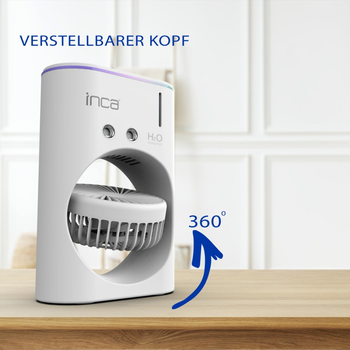 Ein weißer Inca H2O Luftbefeuchter steht auf einem Holztisch. Er hat einen kreisförmigen Ventilator und eine 360-Grad-Pfeilgrafik.