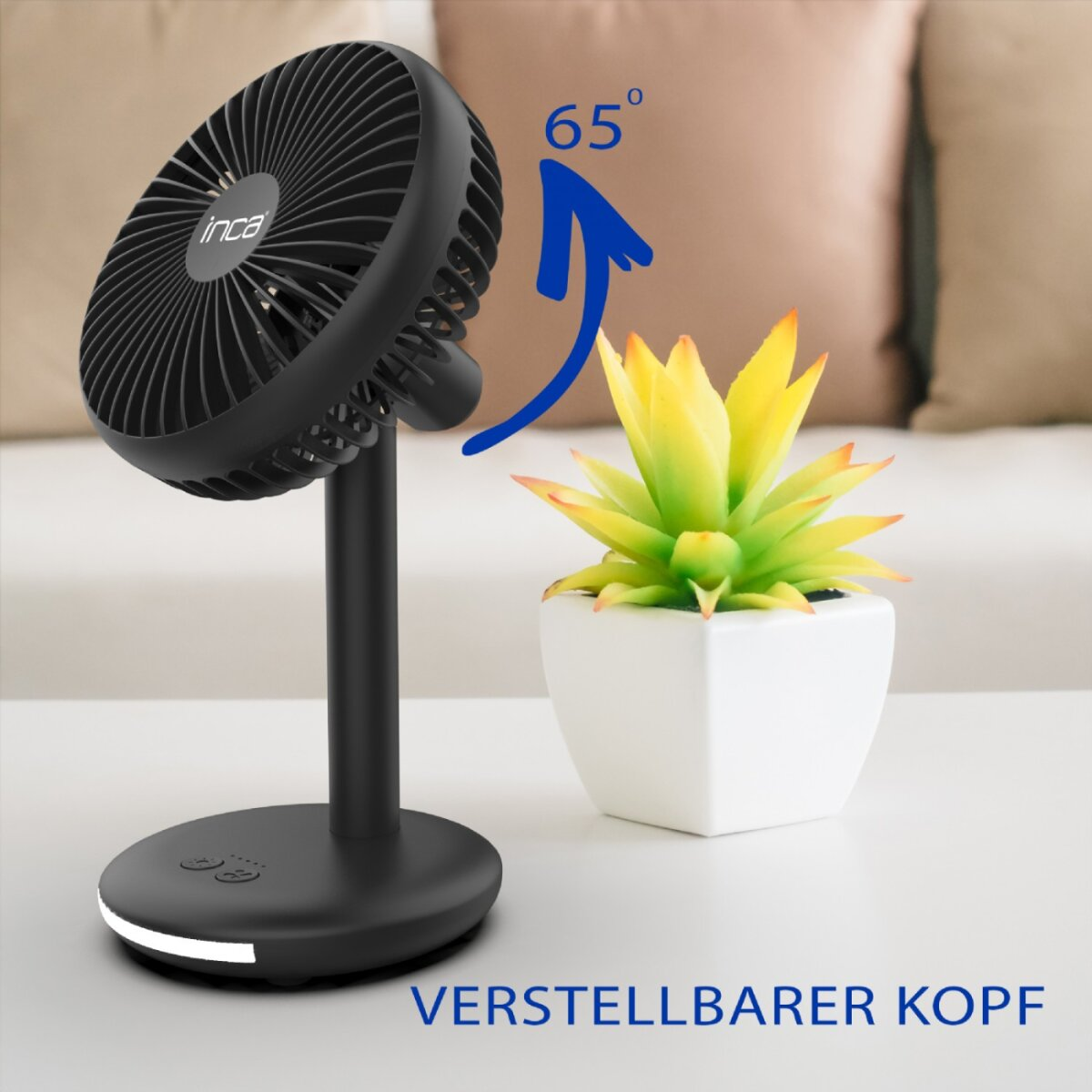 Schwarzer Ventilator mit verstellbarem Kopf, Pfeil zeigt 65 Grad, neben einer Pflanze in einem weißen Topf, auf einem Tisch. Hintergrund: Kissen.
