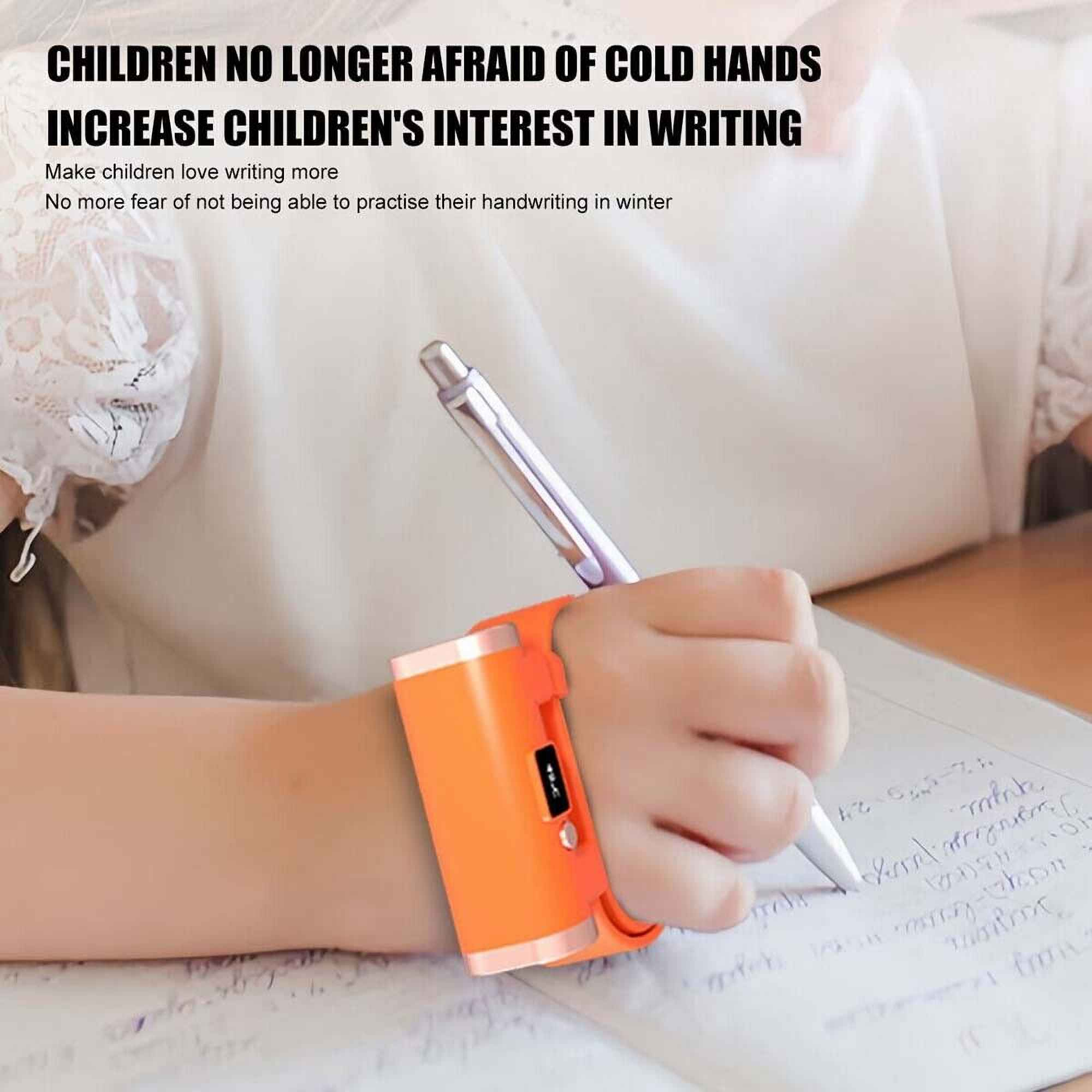 Die Hand eines Kindes schreibt mit einem Stift. Ein orangefarbenes Gerät ist am Handgelenk befestigt.