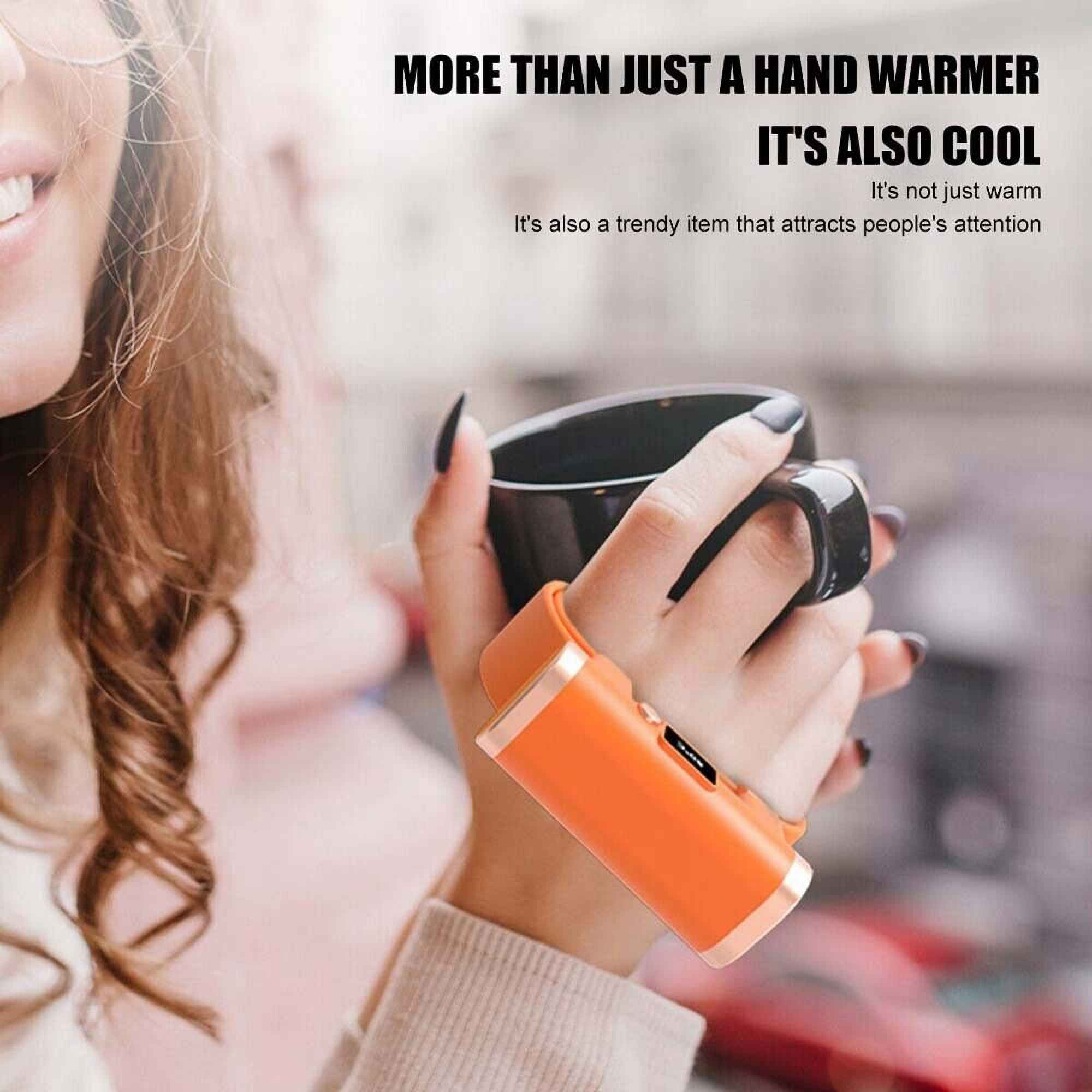 Eine Person hält eine schwarze Tasse und einen orangefarbenen Handwärmer. Text: 'Mehr als nur ein Handwärmer. Es ist auch cool'.