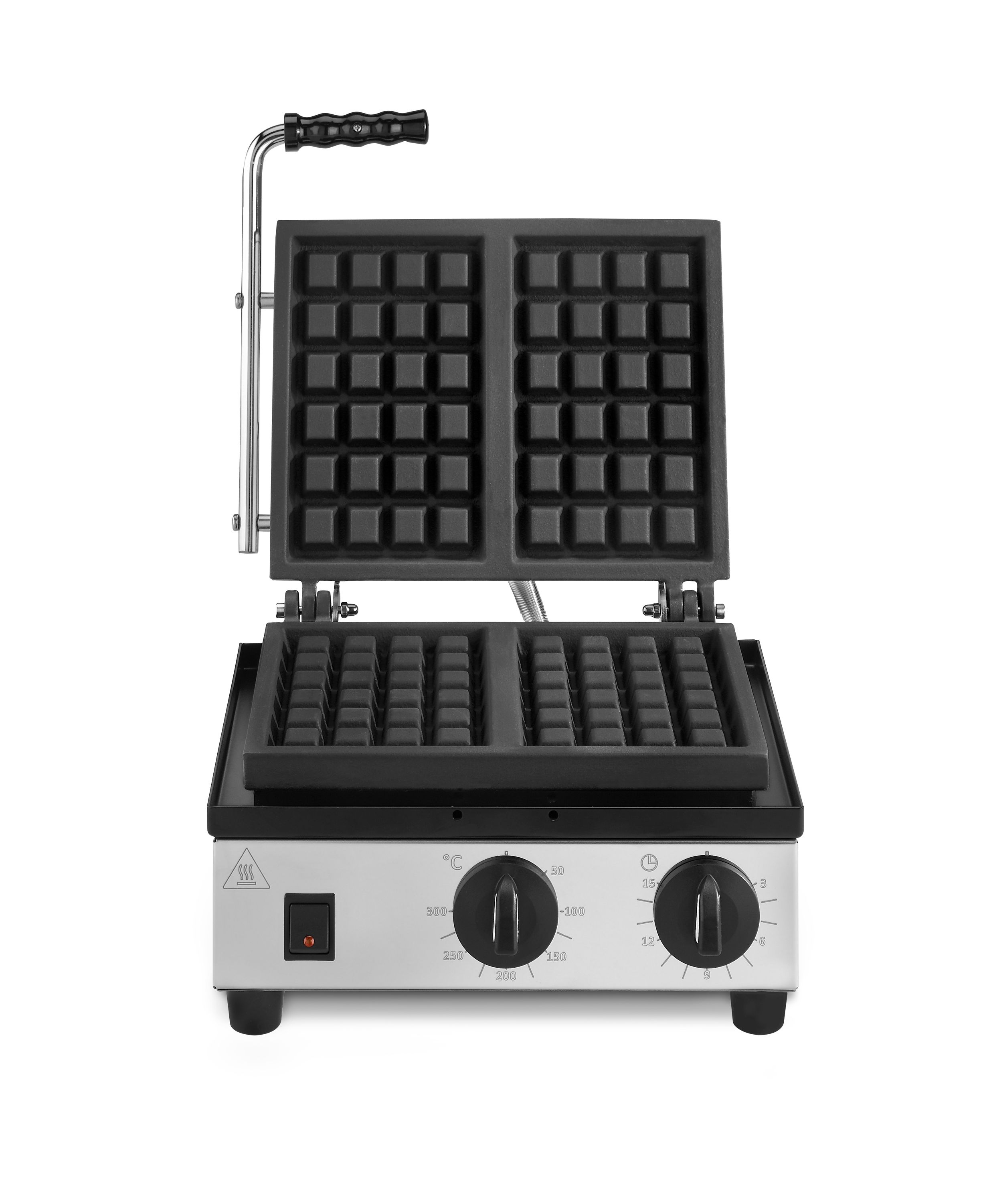 Ein offenes Waffeleisen, das die oberen und unteren Kochplatten zeigt. Es ist silber und schwarz mit Knöpfen und einem Griff.
