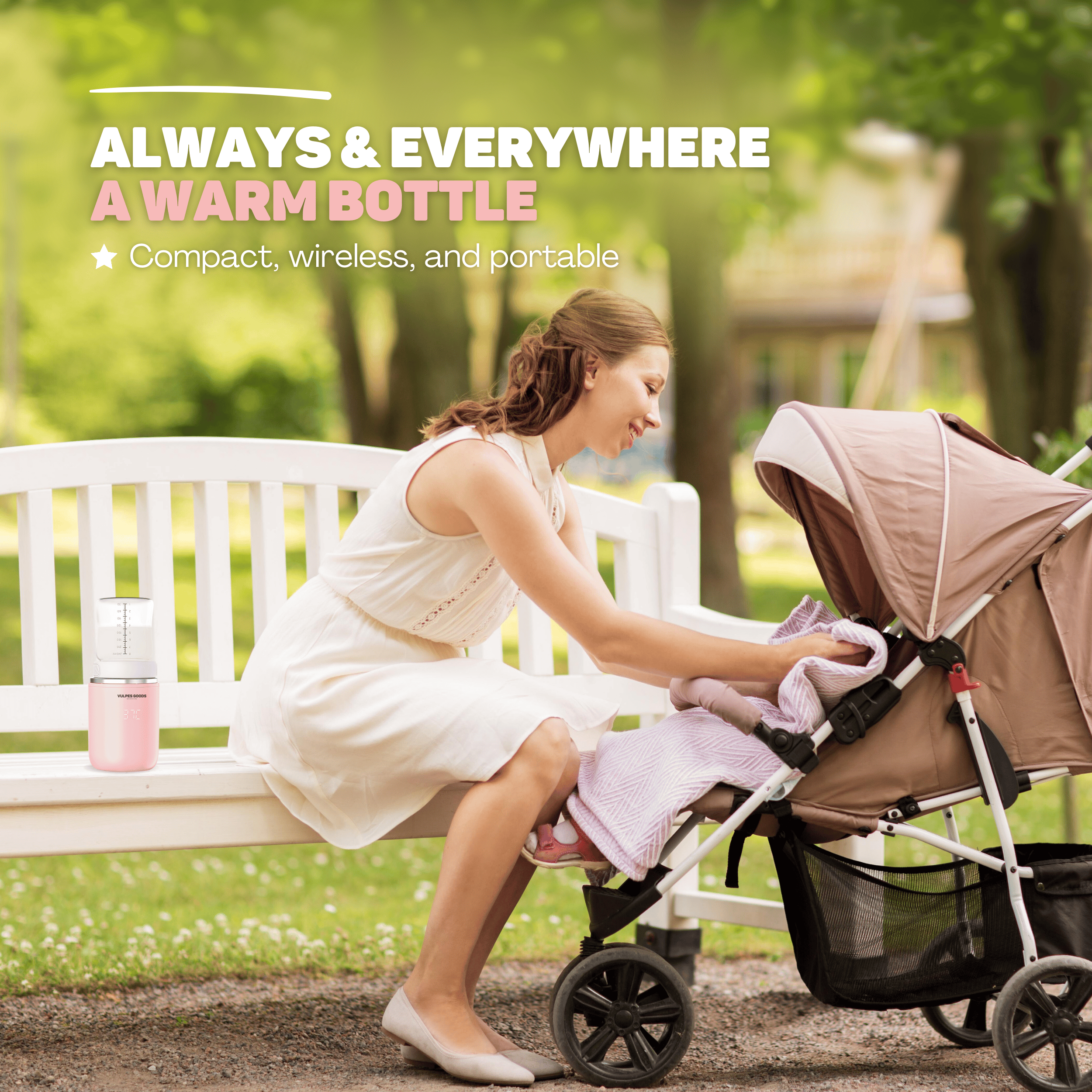 Een vrouw zit bij een kinderwagen en legt een deken neer. Een roze flessenwarmer staat op een bank.