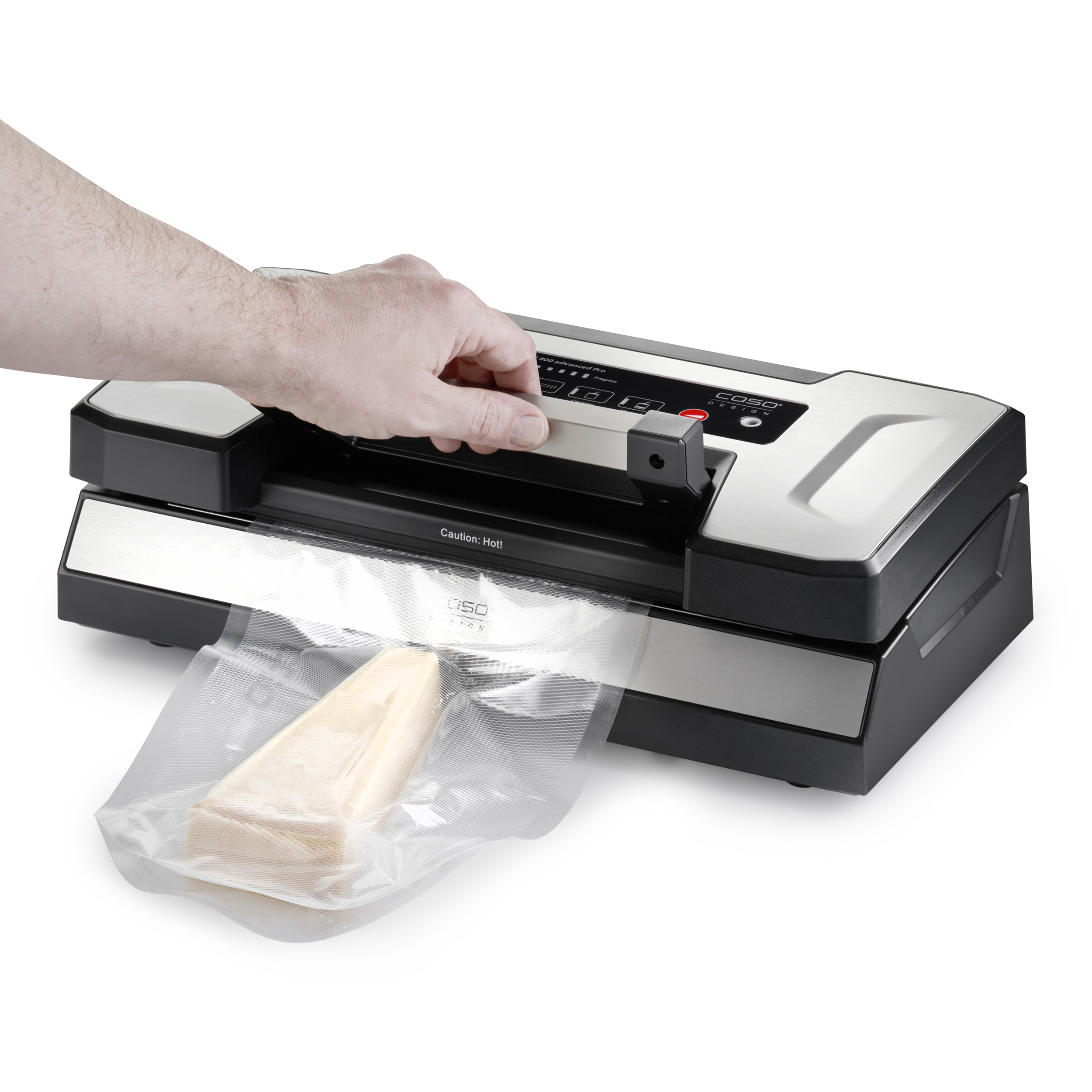 Hand bedient einen Vakuumierer mit Käse in einem Beutel. Das Gerät ist silber und schwarz.