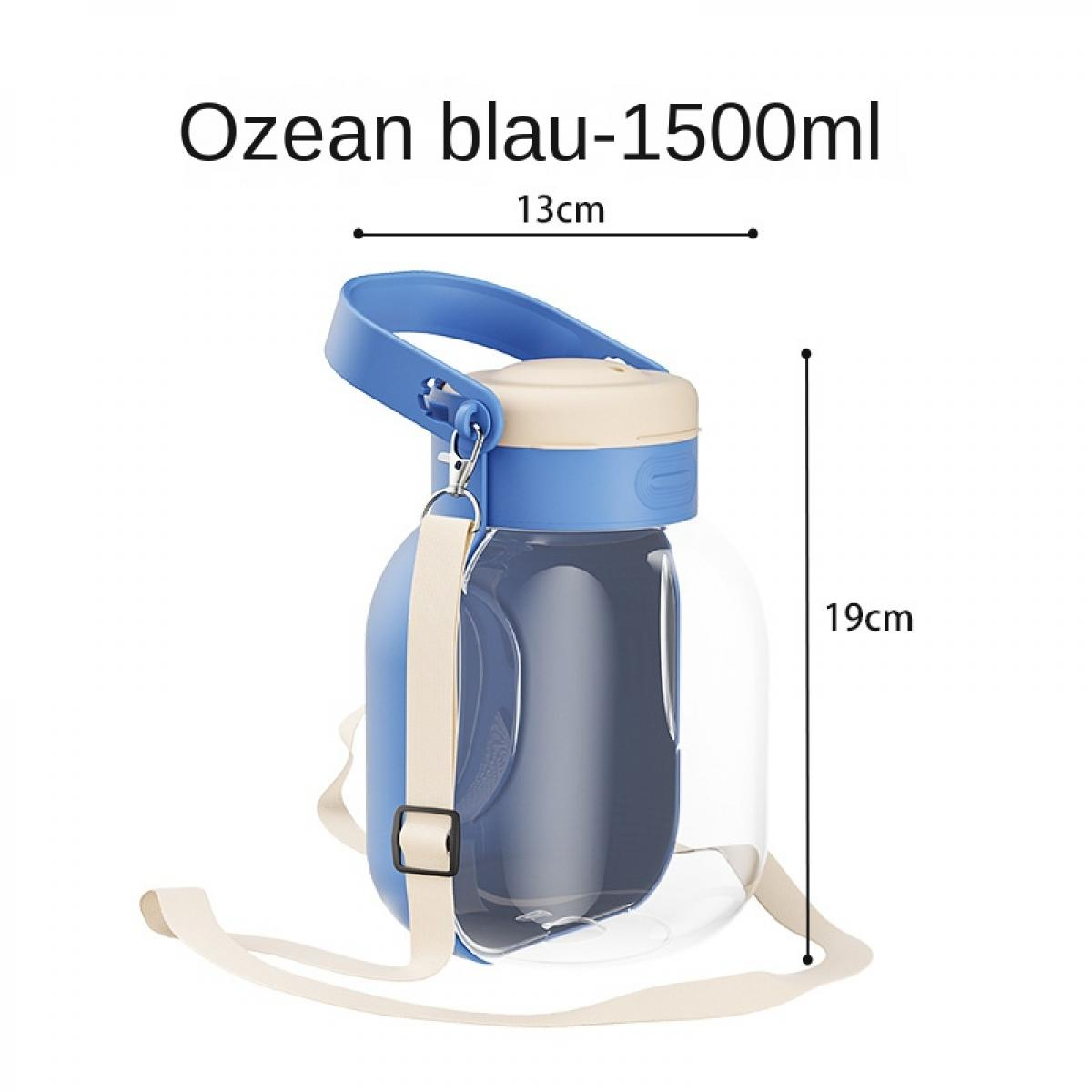 Eine blaue und transparente Wasserflasche mit cremefarbenem Deckel, beigem Gurt und dem Text 'Ozean blau-1500ml'.