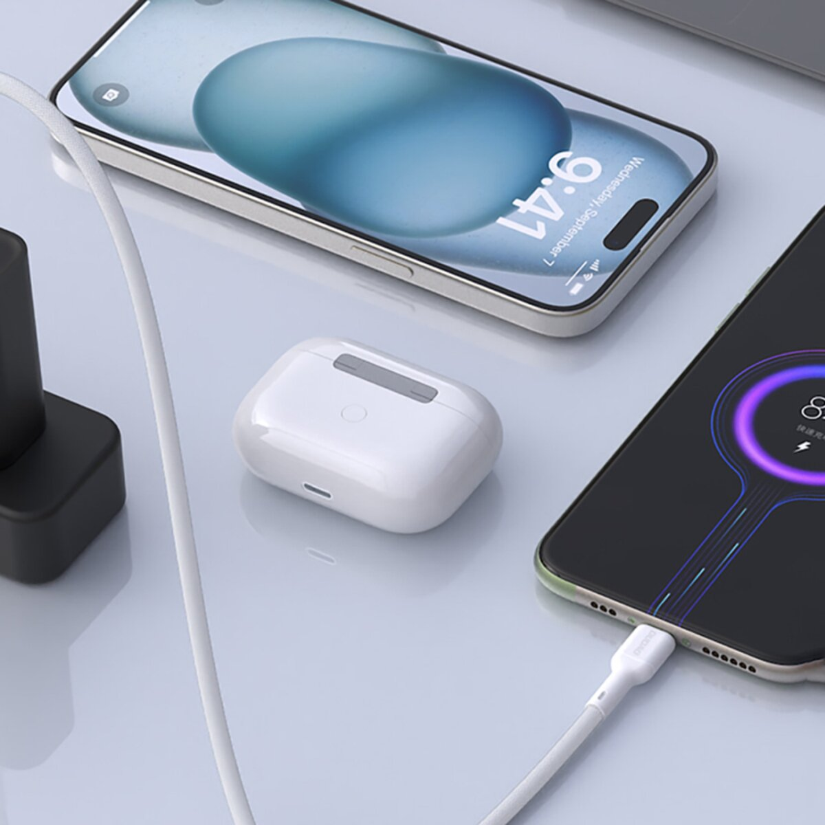 Zwei Smartphones, eines wird aufgeladen, und ein AirPod-Etui. Ein Ladegerät ist an einem Telefon angeschlossen. Das andere Telefon zeigt 9:41 an.