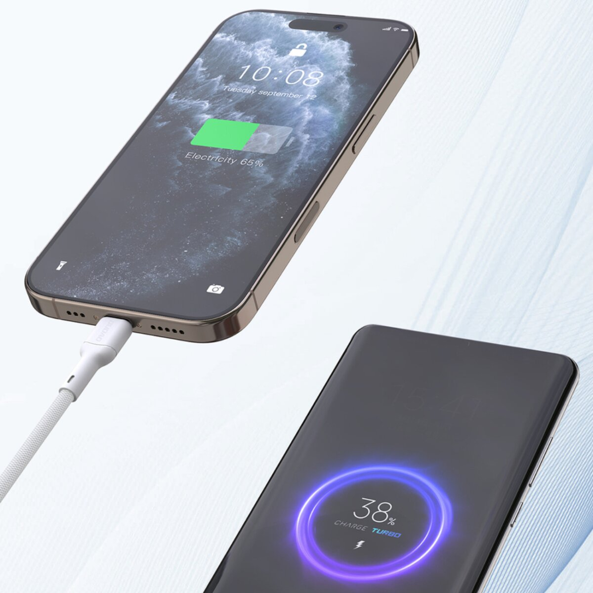 Zwei Smartphones laden. Eines zeigt 65 % Akku, das andere 38 % mit einem Turbo-Ladesymbol. Ein weißes Kabel verbindet die Geräte.