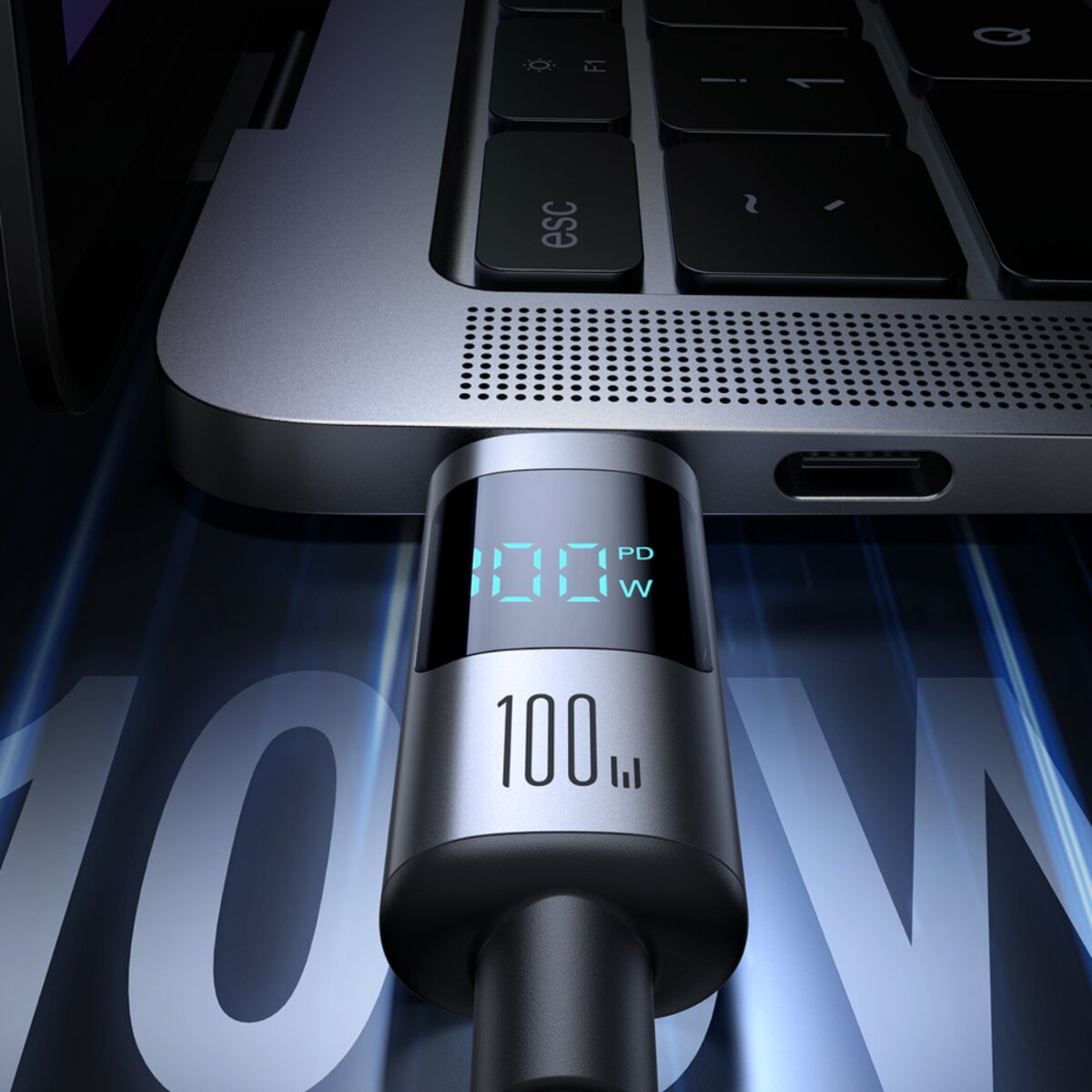 Ein Laptop ist mit einem Ladekabel verbunden, das eine digitale Anzeige mit 100 W Leistung zeigt. Der Hintergrund ist dunkel und futuristisch.