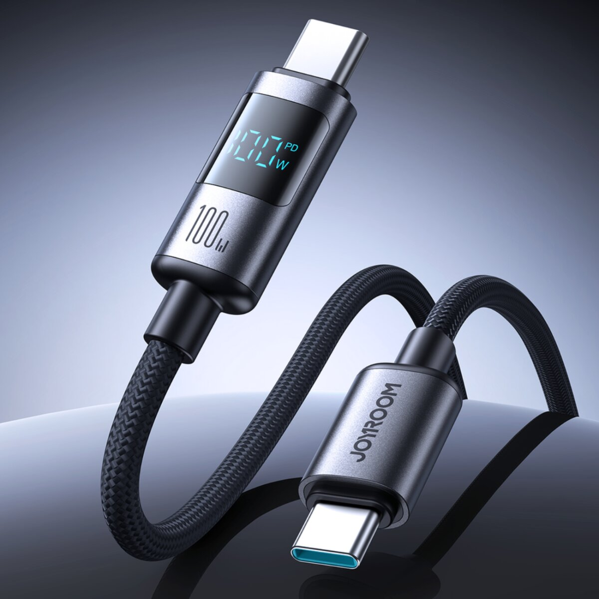 Ein schwarzes USB-C-Ladekabel mit Digitalanzeige, die 100 W Leistung anzeigt. Das Kabel hat ein geflochtenes Design und das Joyroom-Logo.