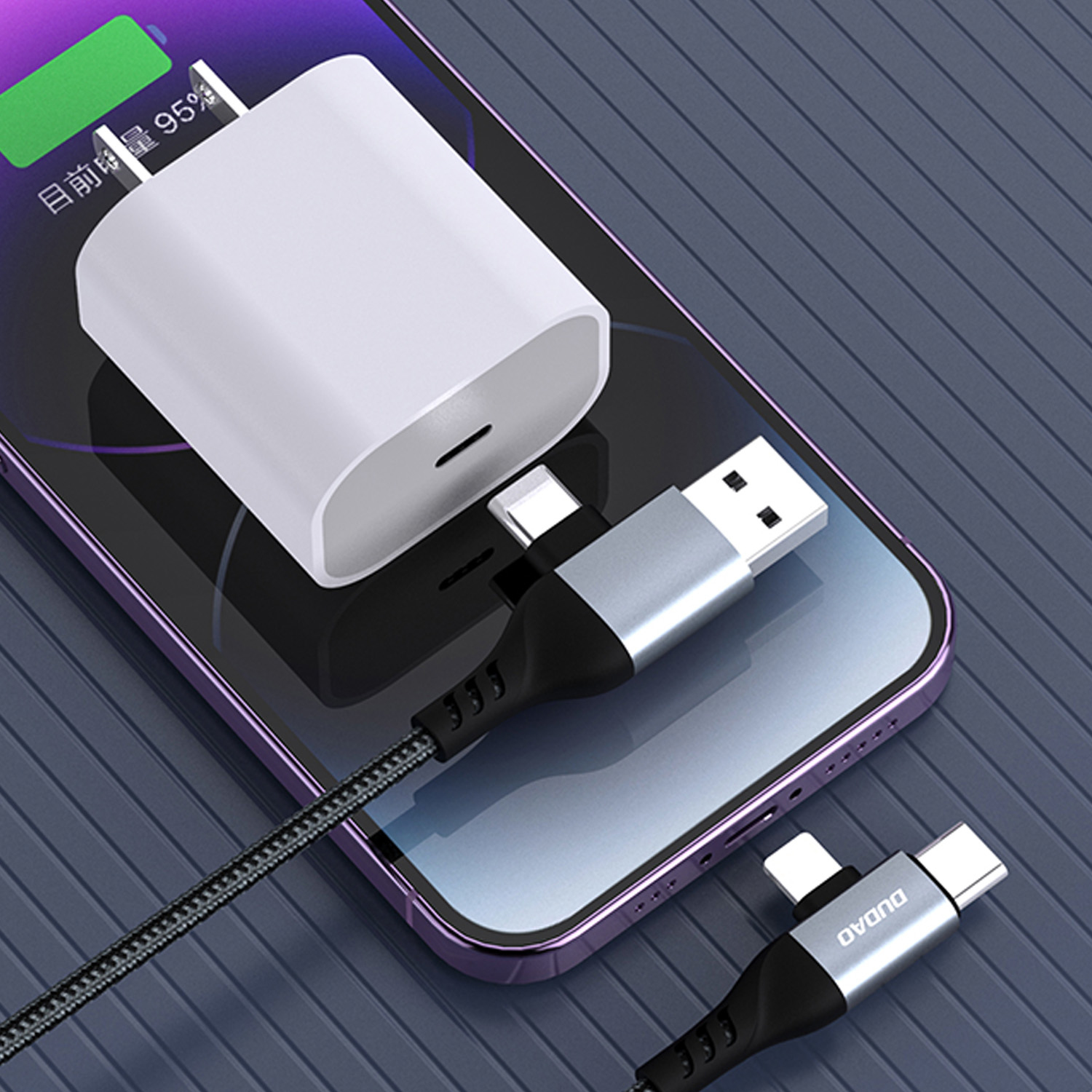 Ein Telefon, das mit einem weißen Ladegerät und Kabel geladen wird. Das Telefon zeigt 95 % Ladung an. Ein zweites Kabel ist ebenfalls sichtbar.