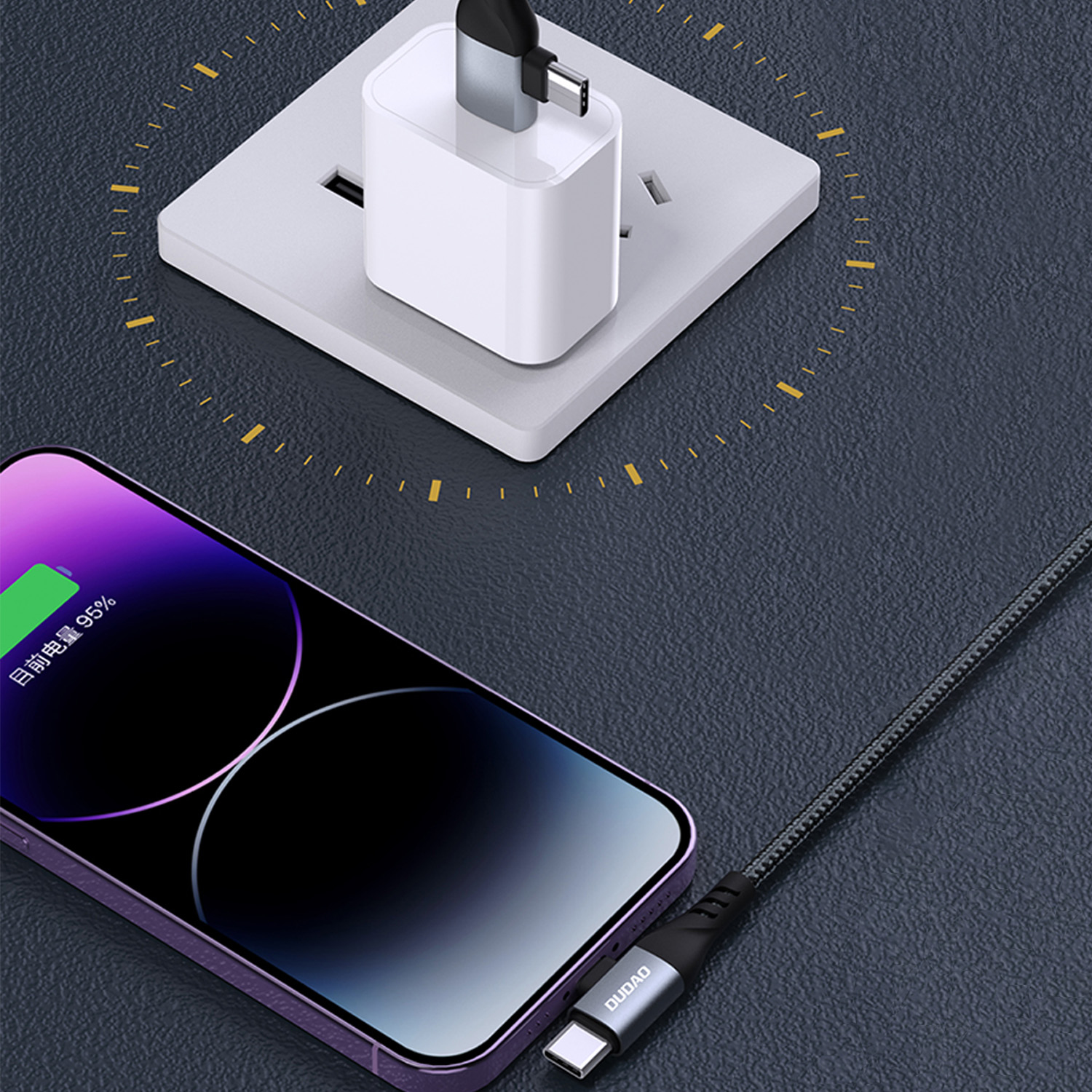 Ein Telefon, das mit einem Kabel und Ladegerät aufgeladen wird. Das Telefon zeigt 95 % Akku an. Das Ladegerät ist an einer Steckdose angeschlossen.