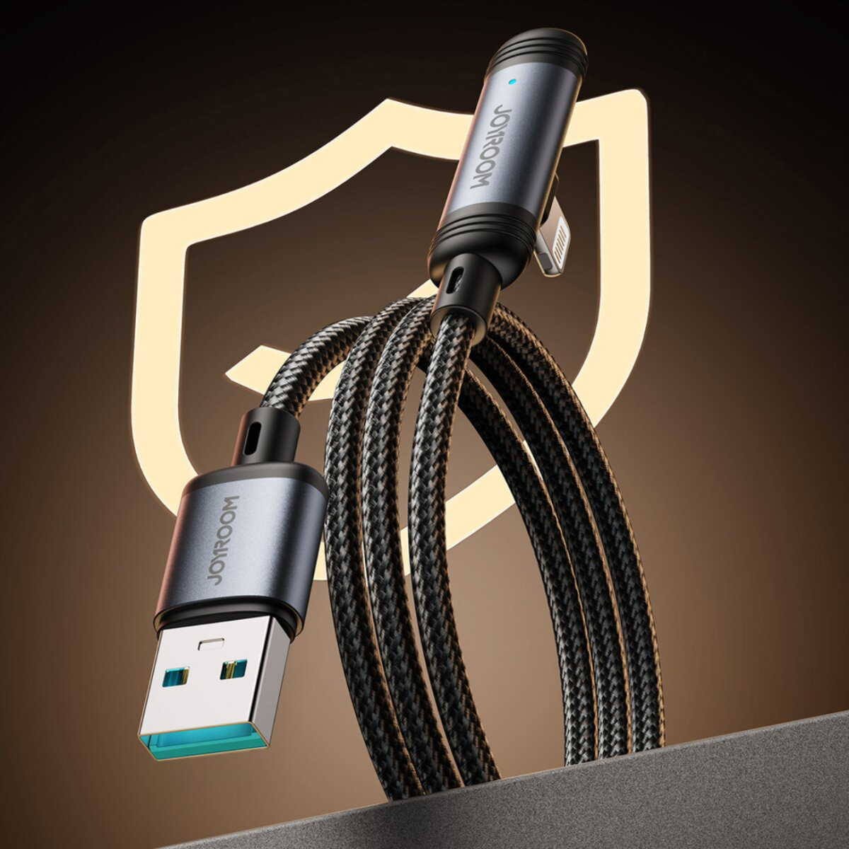 Un câble de chargement USB tressé avec des connecteurs USB et Lightning. Le fond a un logo en forme de bouclier et un dégradé.