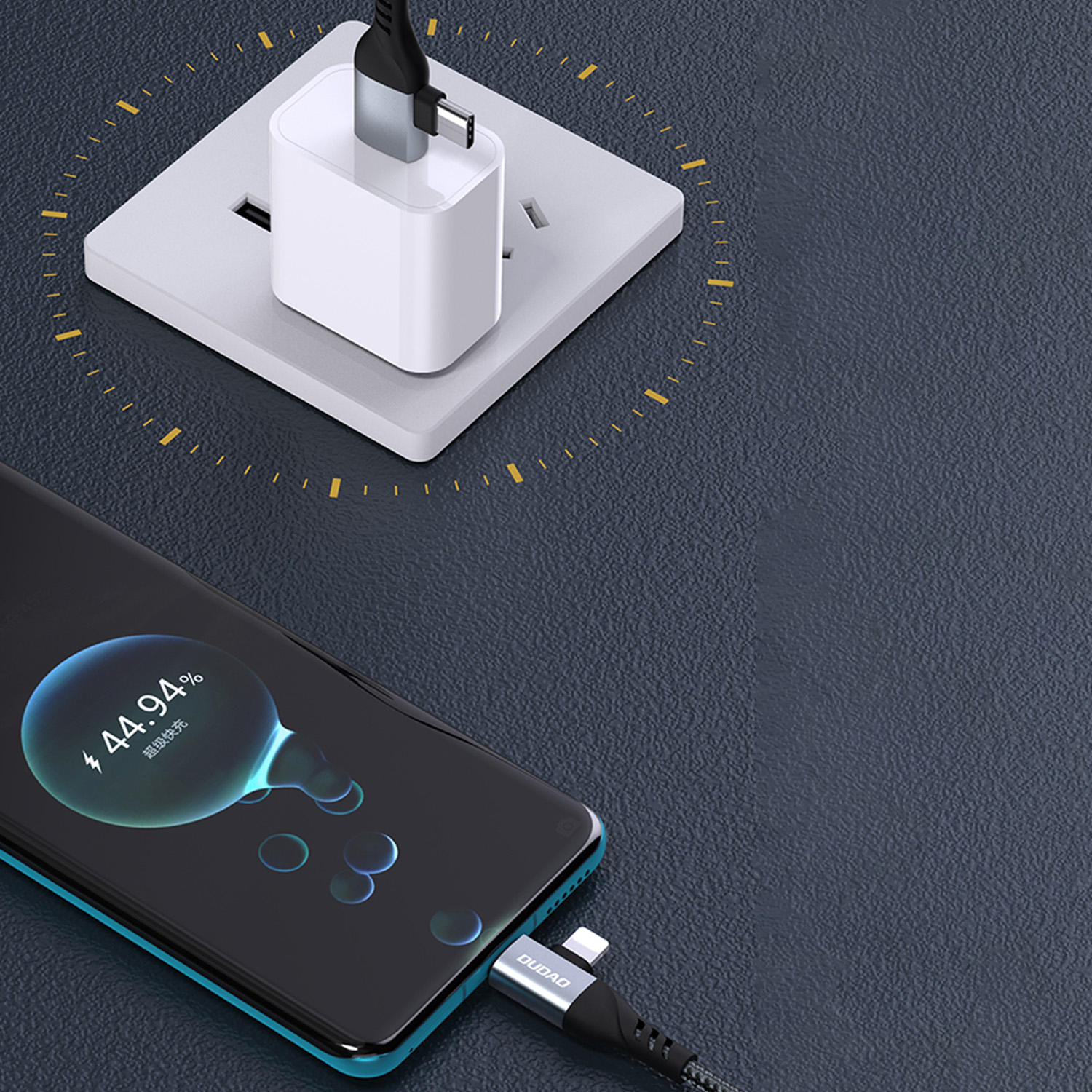 Smartphone lädt mit Kabel und Adapter. Telefon zeigt 44,94% Ladung. Adapter ist in eine Steckdose gesteckt. Schwarze Oberfläche.