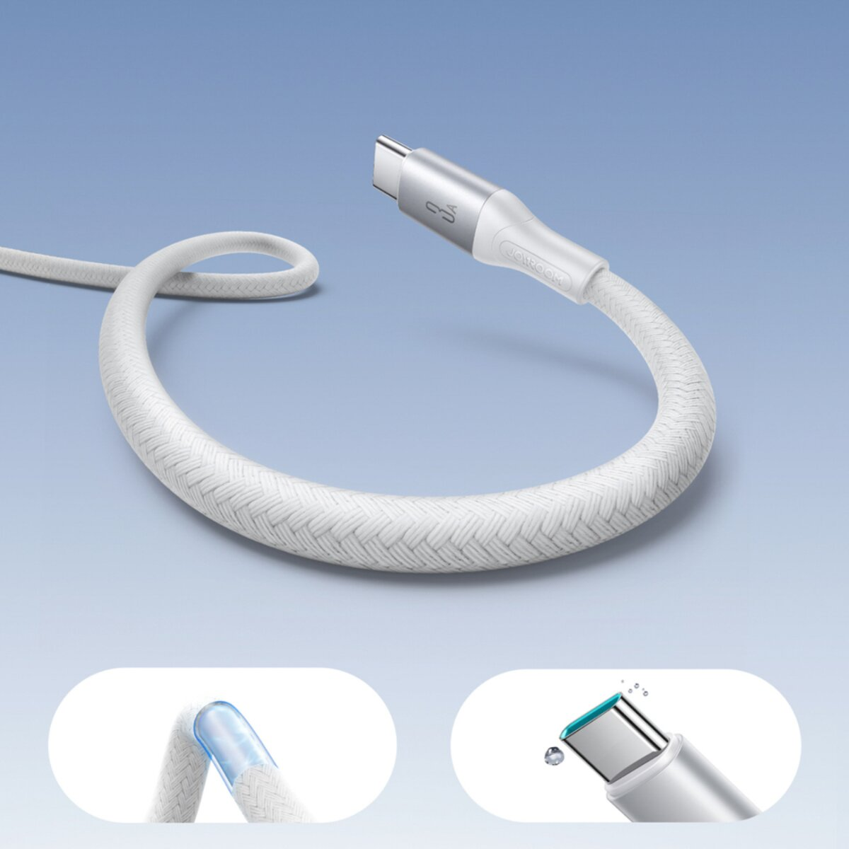 Ein weißes USB-C-Ladekabel mit silbernen Anschlüssen, das sich vor einem blauen Farbverlauf krümmt. Details der Kabelstruktur sind sichtbar.