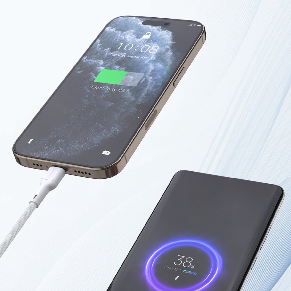 Zwei Smartphones, eines lädt mit 65 % Akku, das andere mit 38 % Akku, beide auf hellem Hintergrund.