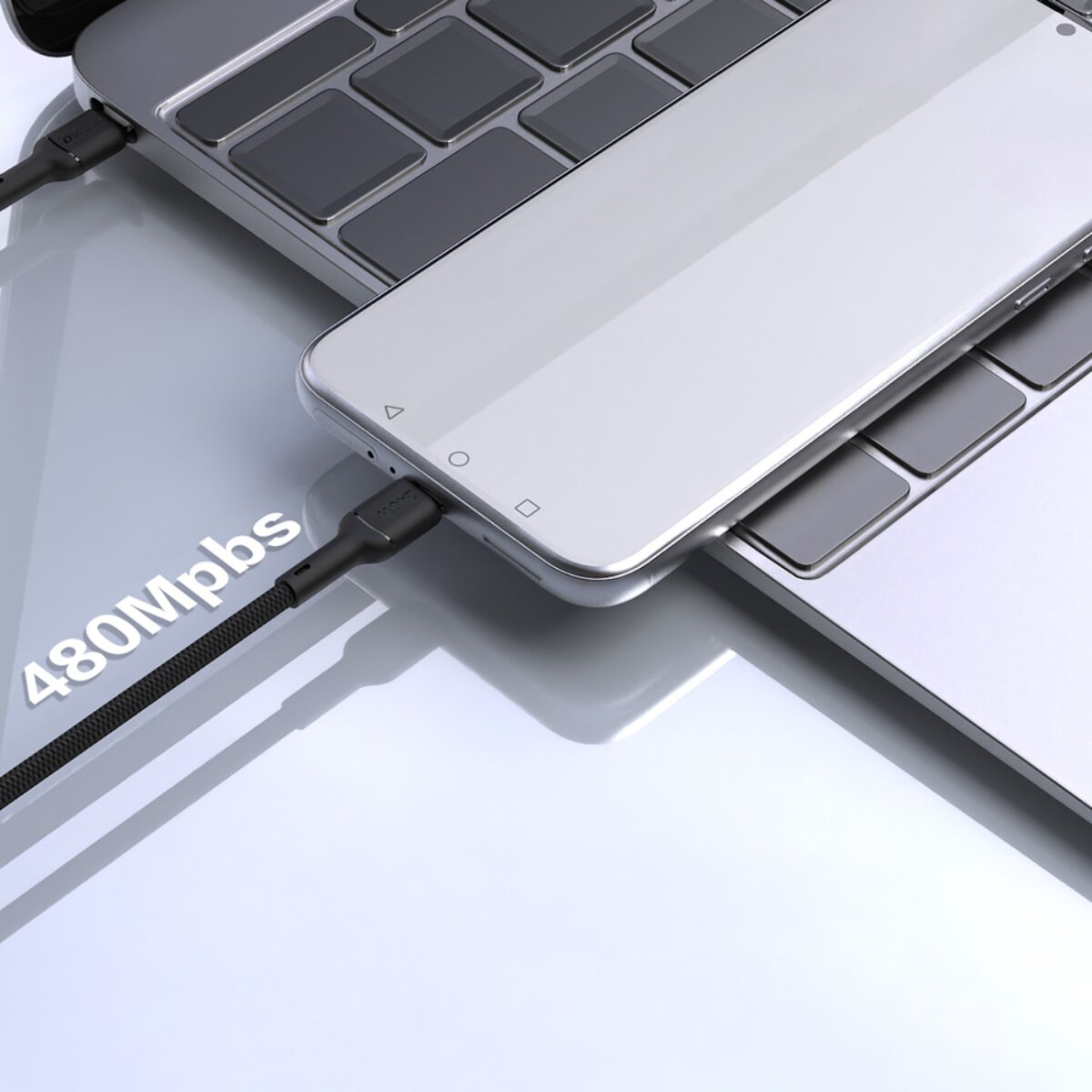 Ein Smartphone ist über ein schwarzes Kabel mit einem Laptop verbunden. Das Telefon ist weiß, der Laptop grau und das Kabel ist mit 480Mbit/s beschriftet.