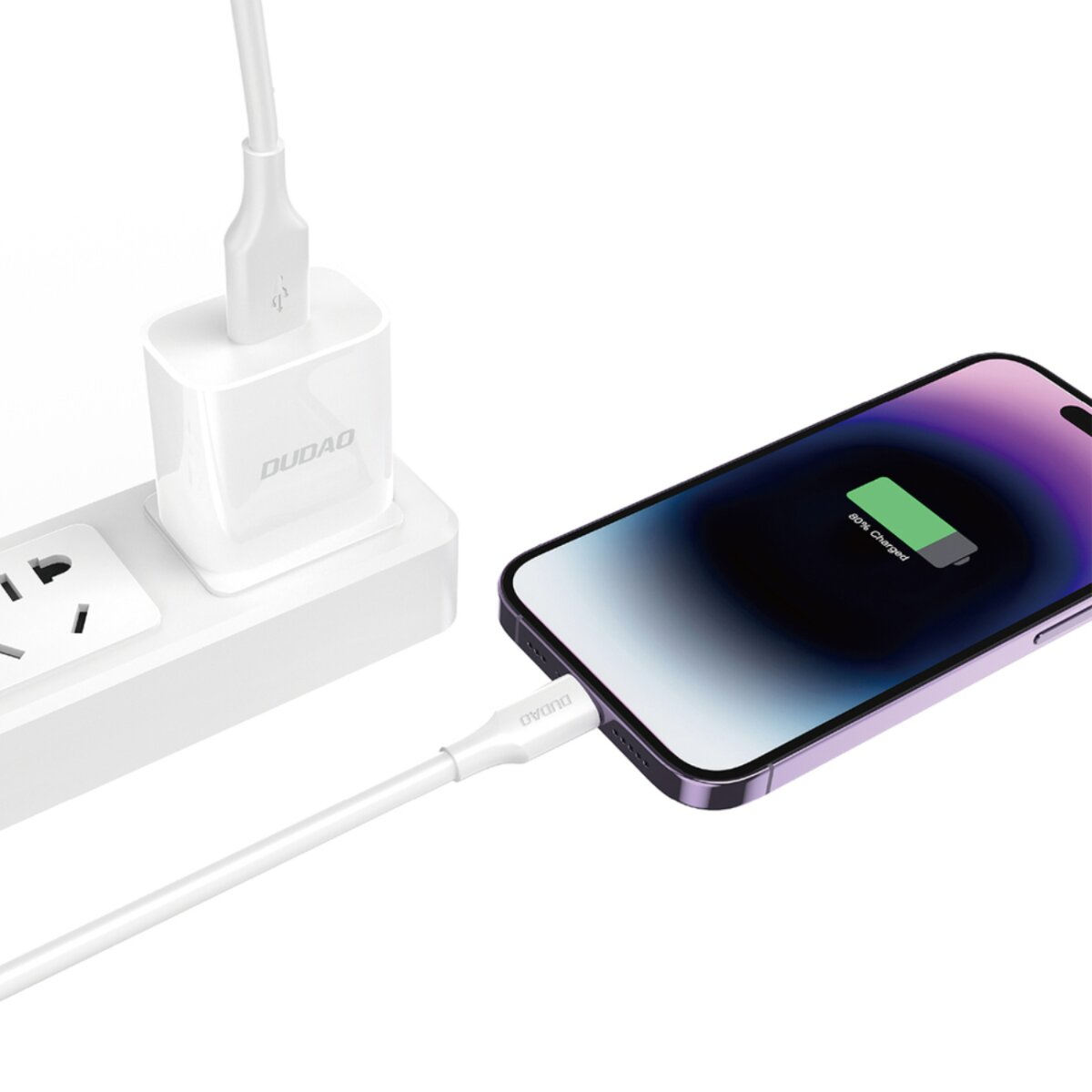 Ein weißes Telefonladegerät ist an eine Steckdose angeschlossen und mit einem Smartphone verbunden, das zu 80 % geladen ist.