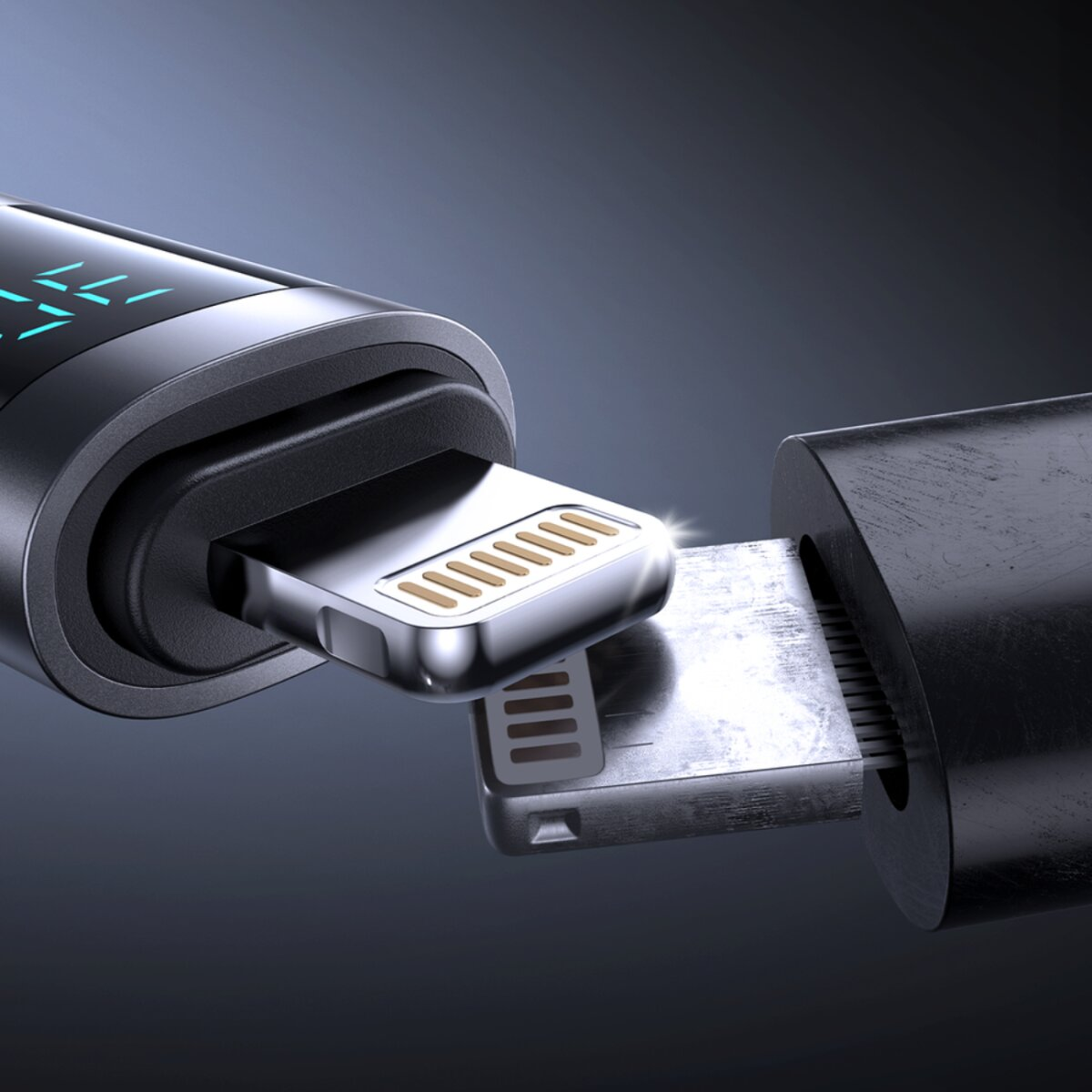 Nahaufnahme eines schwarzen Ladekabels mit silbernem Lightning-Anschluss, der auf dunklem Hintergrund eingesteckt wird.