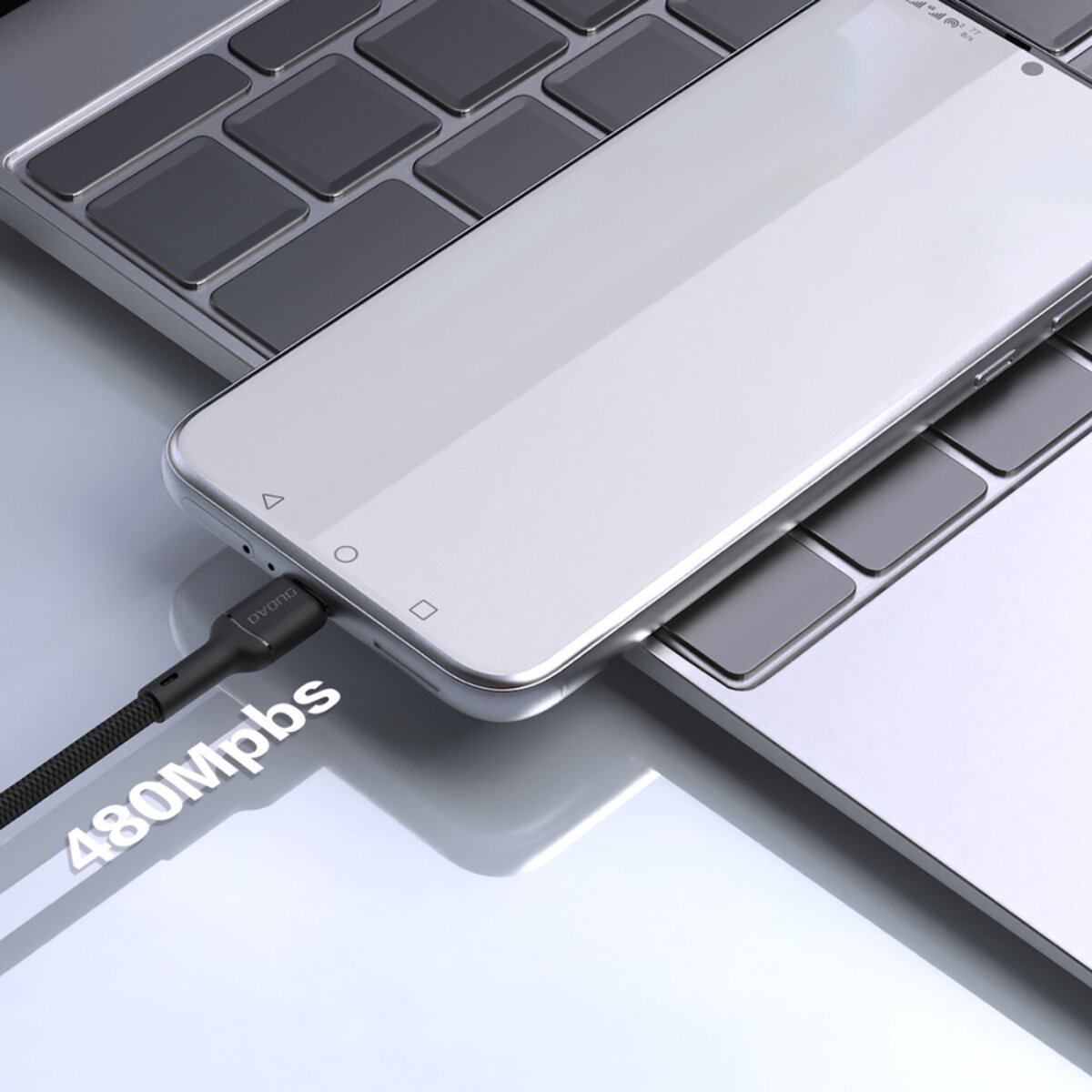 Ein Smartphone, das über ein schwarzes USB-C-Kabel mit einem Laptop verbunden ist. Das Telefon ist weiß, der Laptop silber. Das Kabel zeigt 480 Mbit/s.