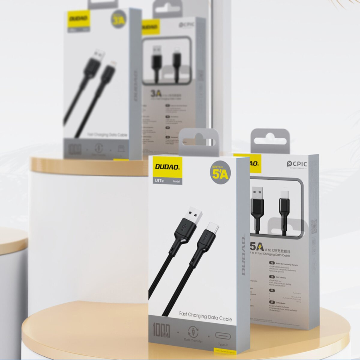 Das Bild zeigt Ladedatenkabelboxen. Die Hauptbox zeigt ein 5A-Kabel, andere zeigen 3A-Kabel. Die Boxen haben Kabel und Text.