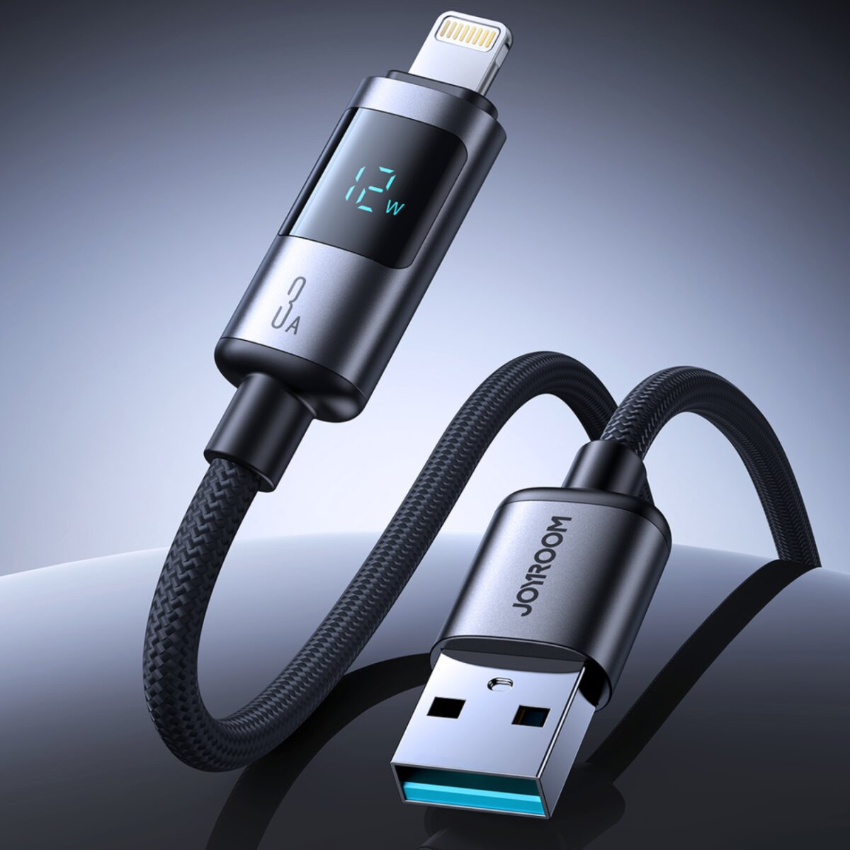 Ein schwarzes Ladekabel mit USB- und Lightning-Anschlüssen. Es zeigt Ladestatistiken und hat ein geflochtenes Kabel.