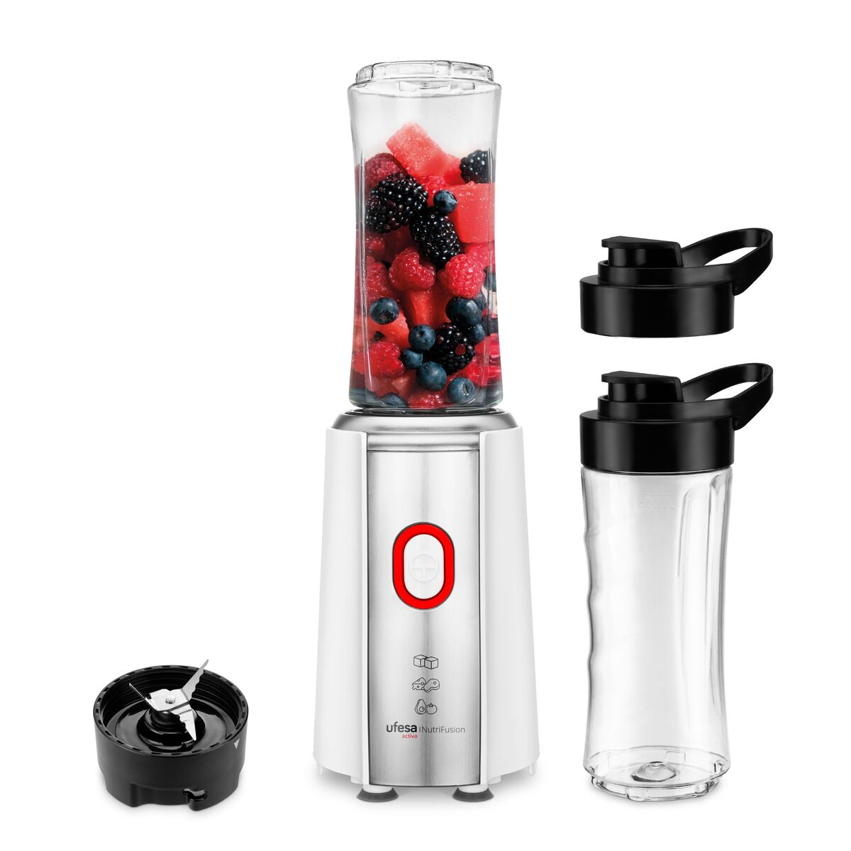 Ein weißer und silberner Mixer mit einem mit Beeren gefüllten Glas. Zwei schwarze Deckel und ein leeres Glas liegen daneben.