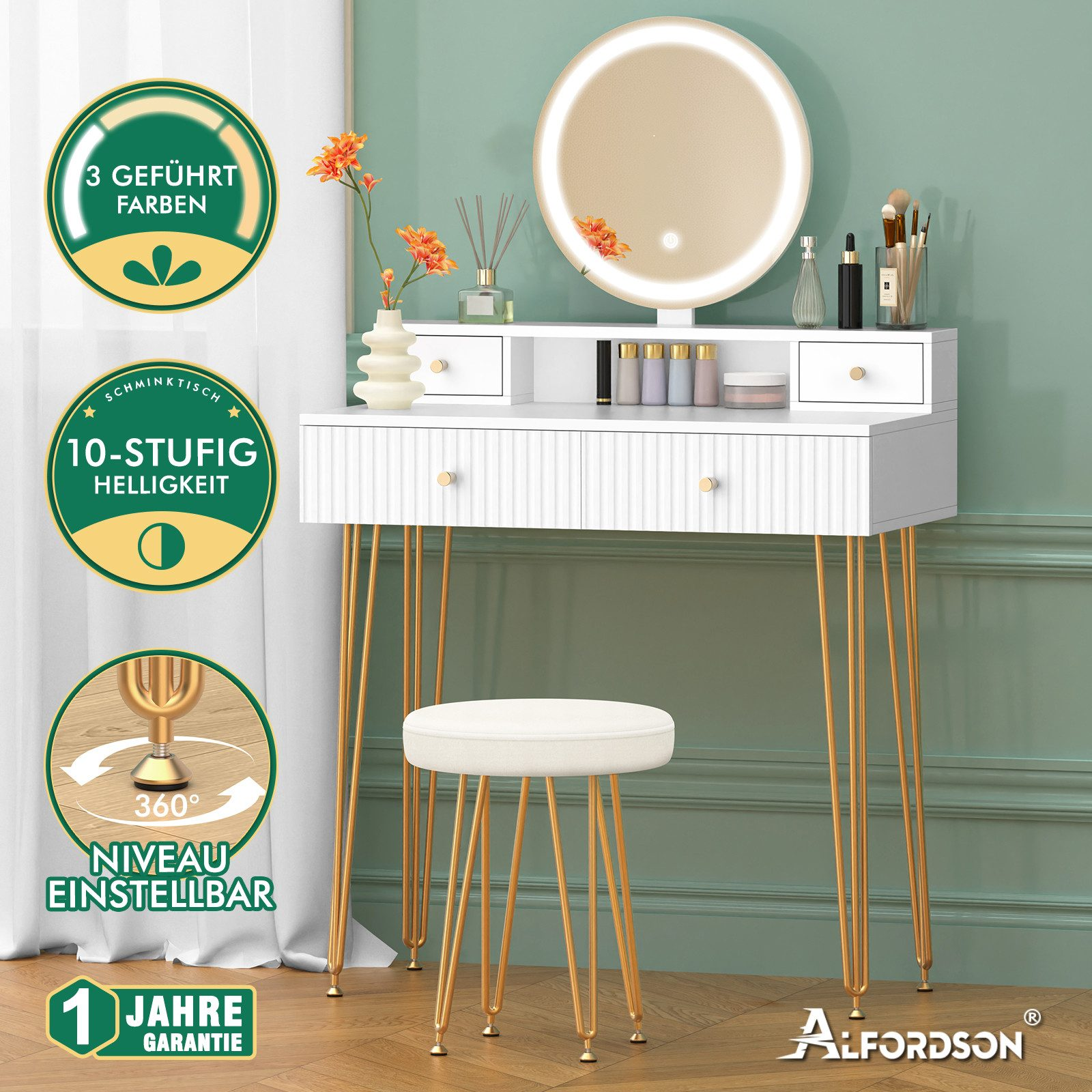 Ein weißer Schminktisch mit goldenen Beinen, ein runder Spiegel und ein weißer Hocker. Orangefarbene Blumen und Make-up-Artikel sind sichtbar.