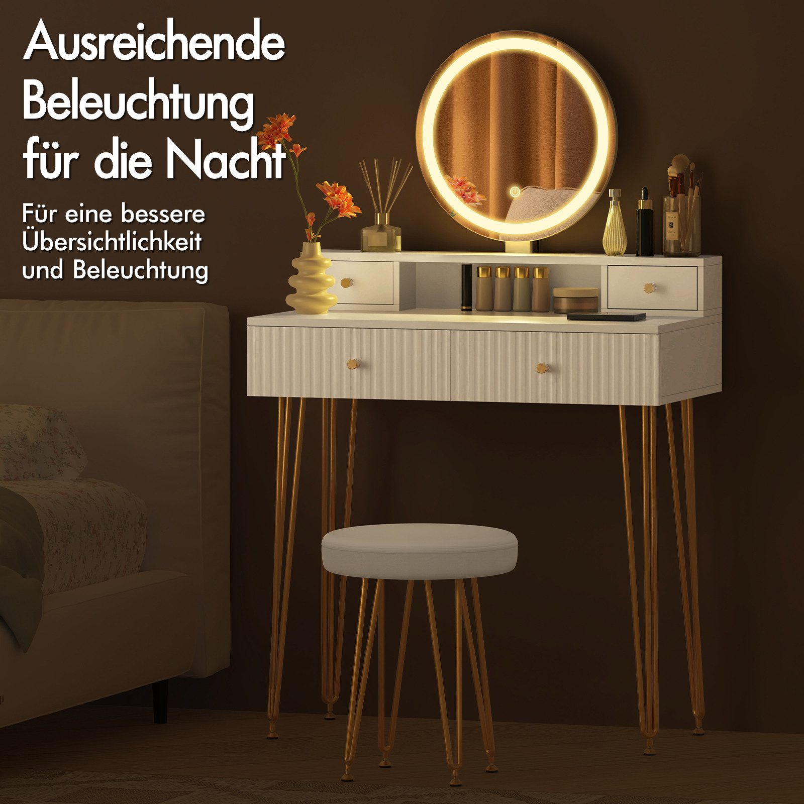 Ein weißer Schminktisch mit rundem beleuchteten Spiegel, einem Hocker und einem Bett im Hintergrund.
