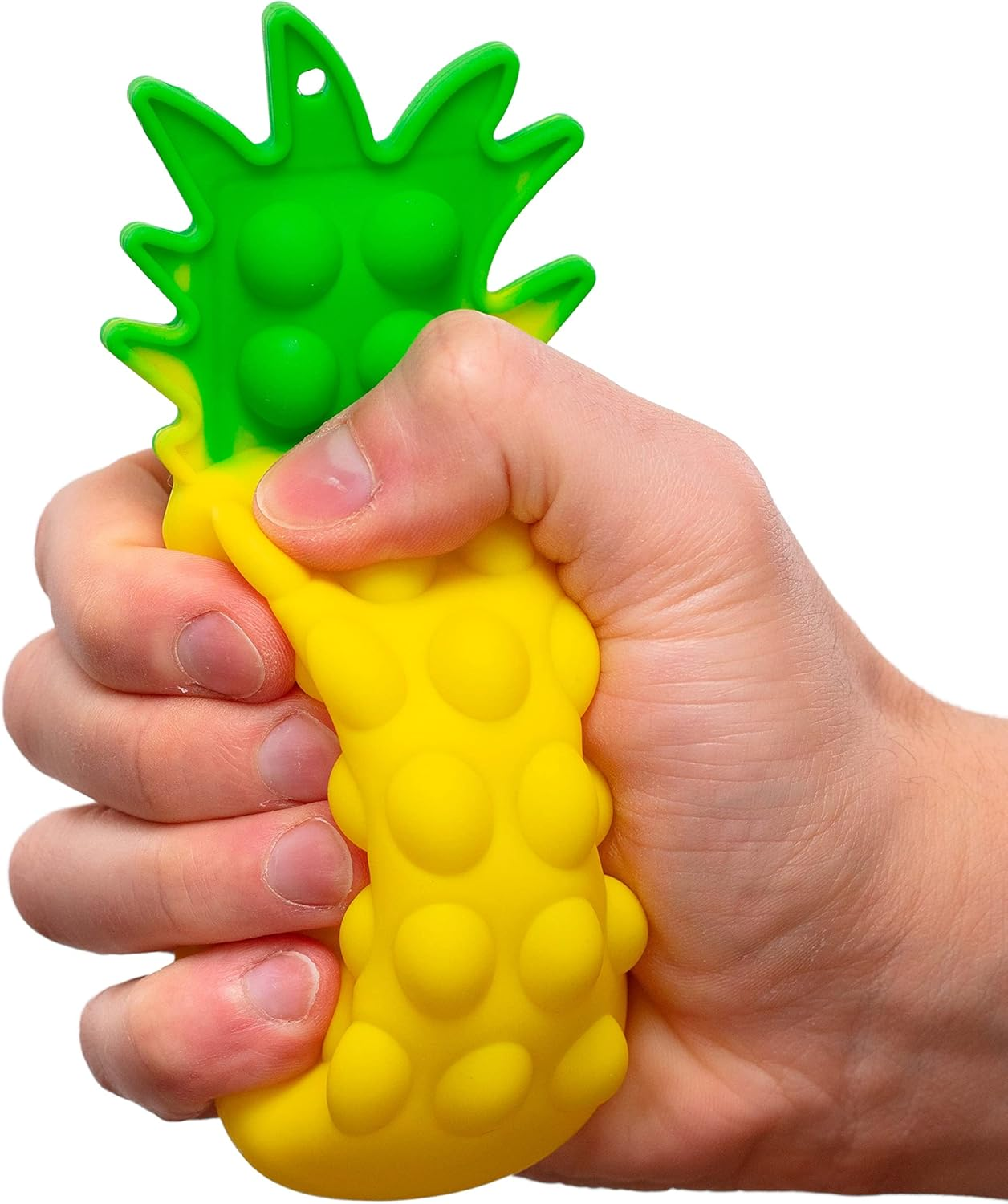 Eine Hand quetscht ein gelbes und grünes Ananas-förmiges Spielzeug. Die grüne Oberseite des Spielzeugs ist stachelig, der gelbe Körper hat runde Noppen.