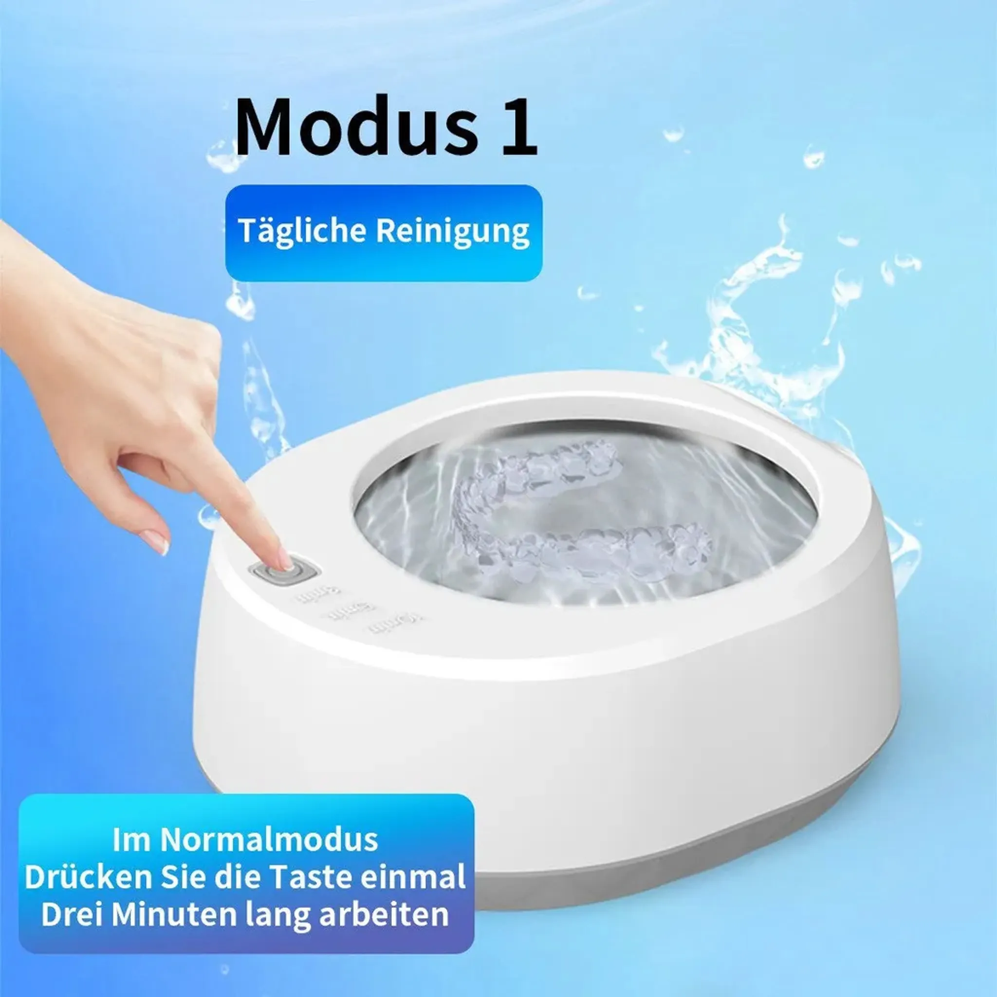 Eine Hand drückt einen Knopf auf einem weißen Reinigungsgerät mit Wasser. Das Gerät reinigt Zahnschienen.