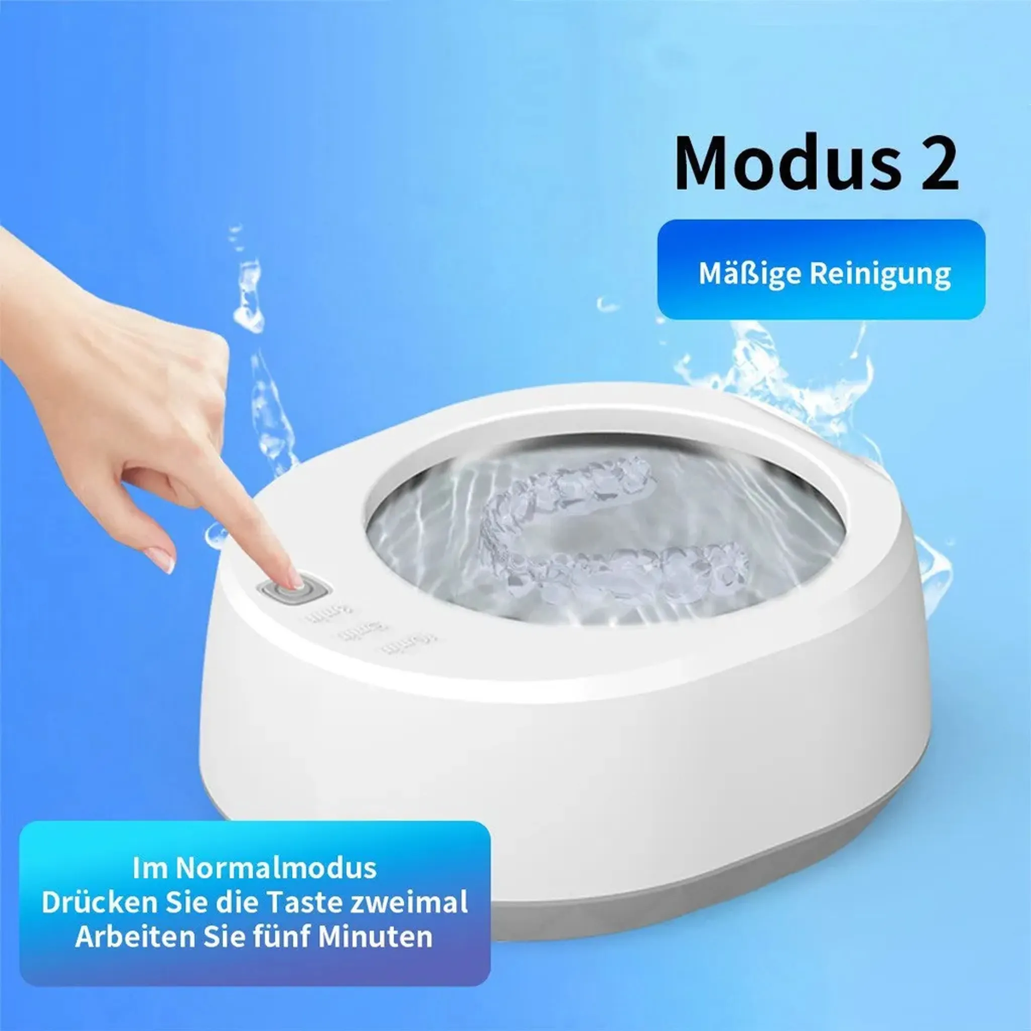 Eine Hand drückt einen Knopf auf einem weißen Gerät. Im Inneren liegt eine transparente Zahnspange in Wasser.