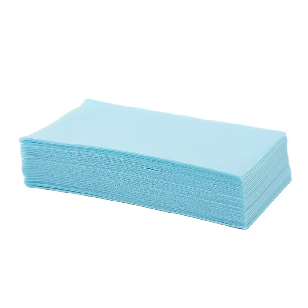 Ein Stapel hellblauer rechteckiger Papiere. Die Papiere sind sauber auf einem weißen Hintergrund gestapelt.
