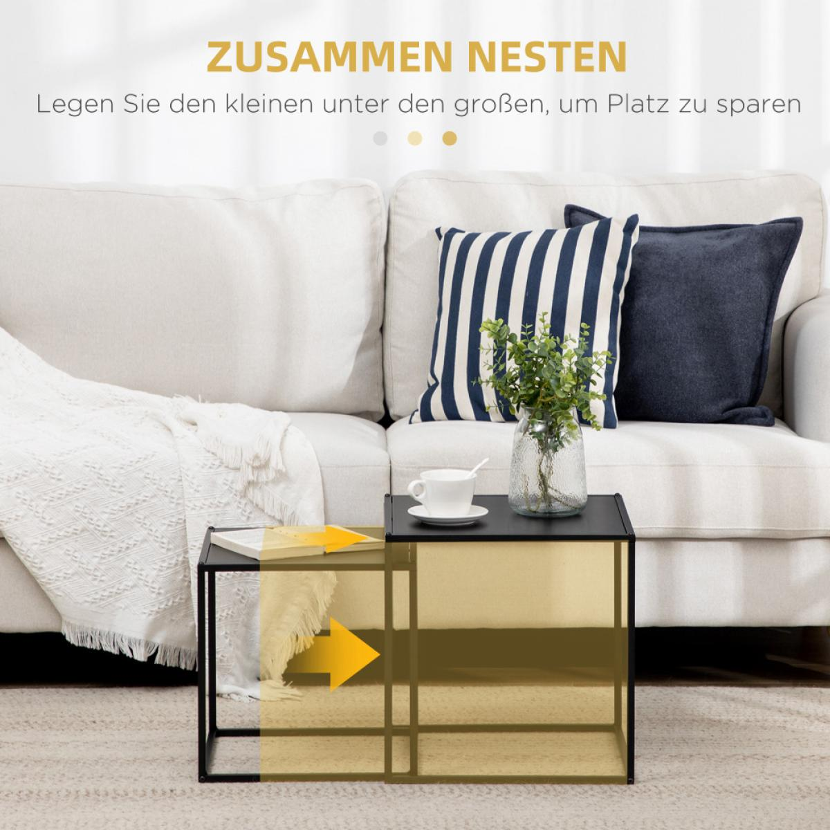 Wohnzimmerszene mit einem schwarzen Tisch, Sofa und Kissen. Eine Tasse Kaffee und eine Pflanze auf dem Tisch. Text: Tische zum Nesten.